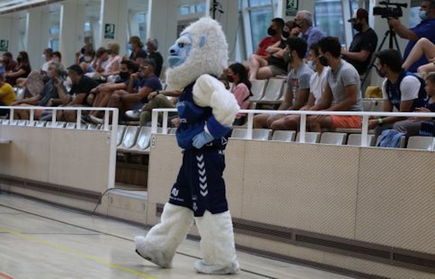 La mascota del MoraBanc, animant el públic en el partit del passat cap de setmana.