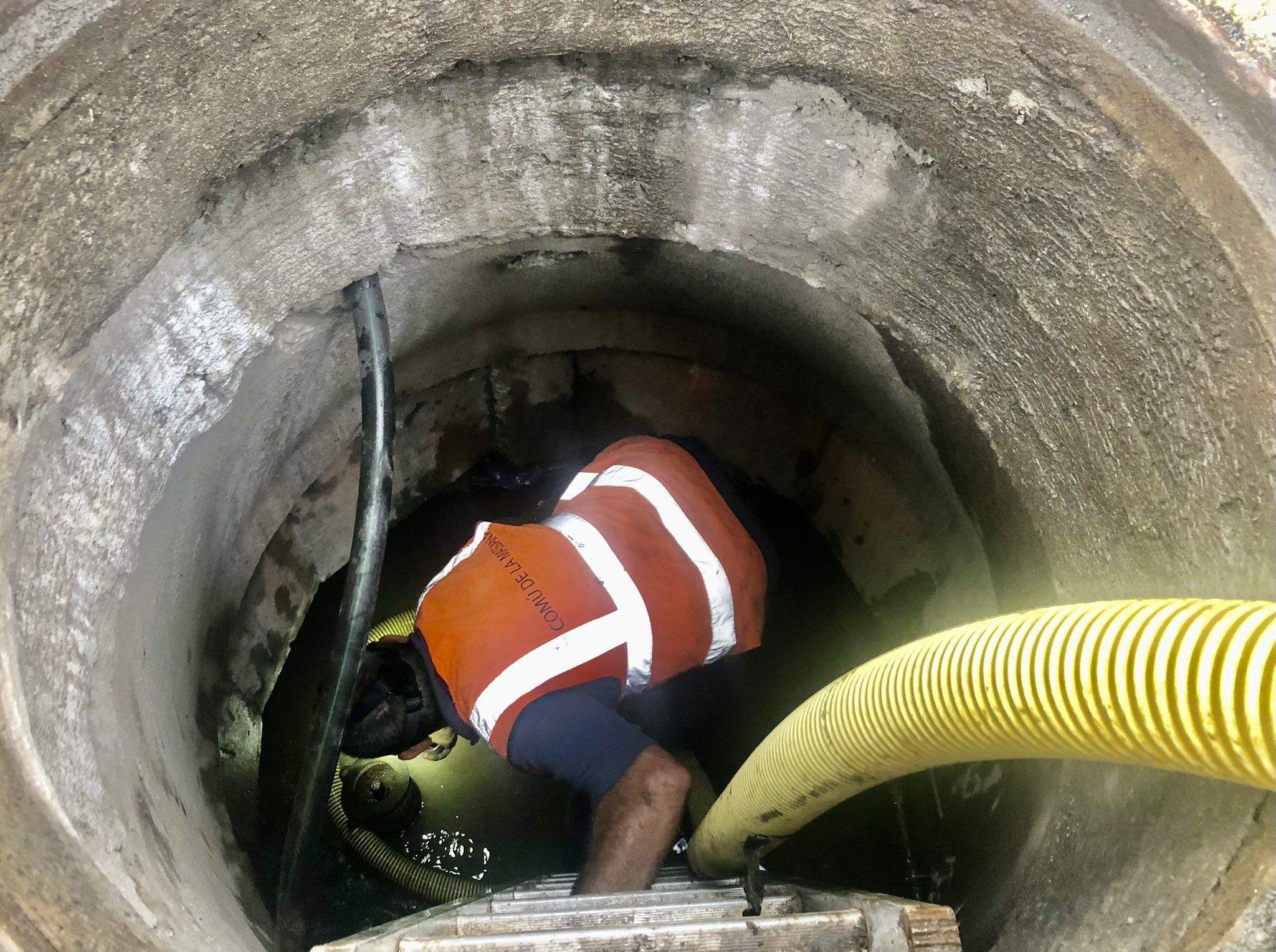 Un operari treballa en la reparació de la fuita d'aigua a la Massana el passat mes d'agost.