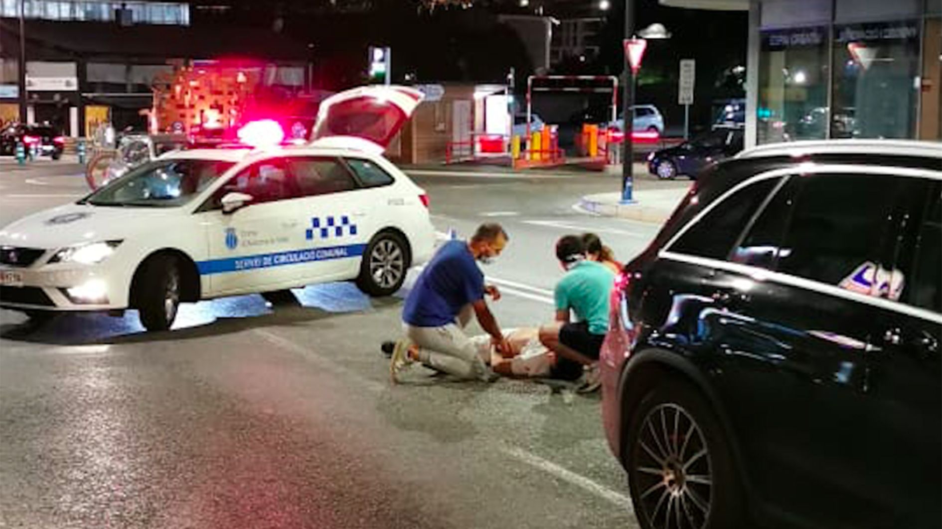 Primers auxilis a la víctima de l'atropellament poc després dels fets. Primers auxilis a la víctima de l'atropellament poc després dels fets.