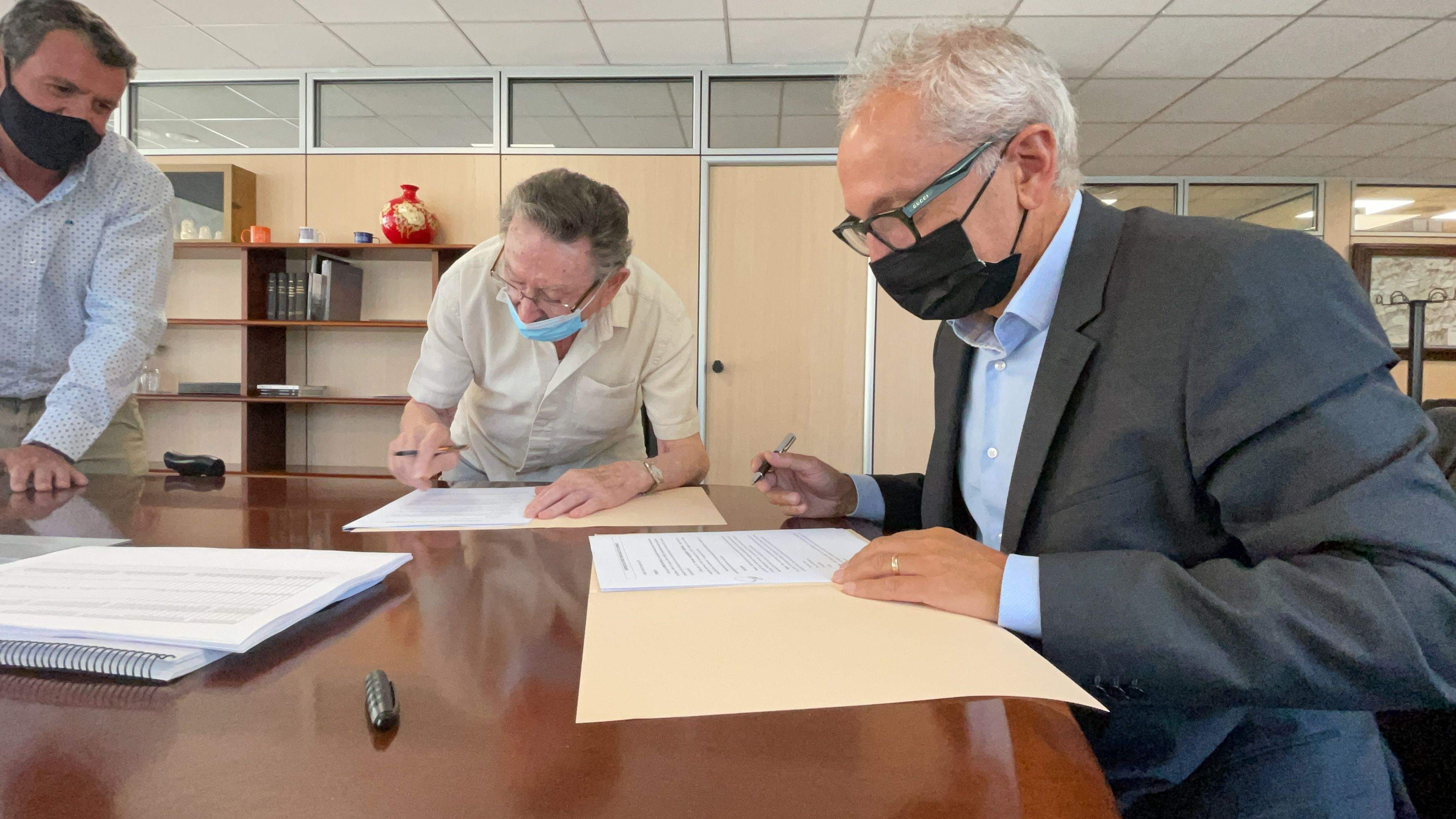 Un moment de l'acte de signatura.