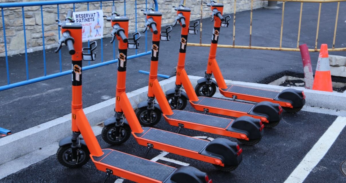 La primera experiència en mobilitat elèctrica de Sant Julià ha estat la del patinet.