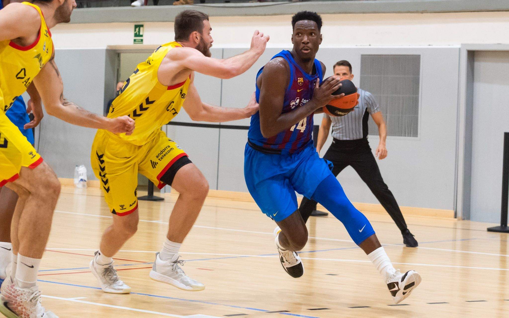 Nigel Hayes, novetat al Barça i un dels seus millors homes a Encamp, defensat per David Jelinek, que ha jugat alguns bons minuts.