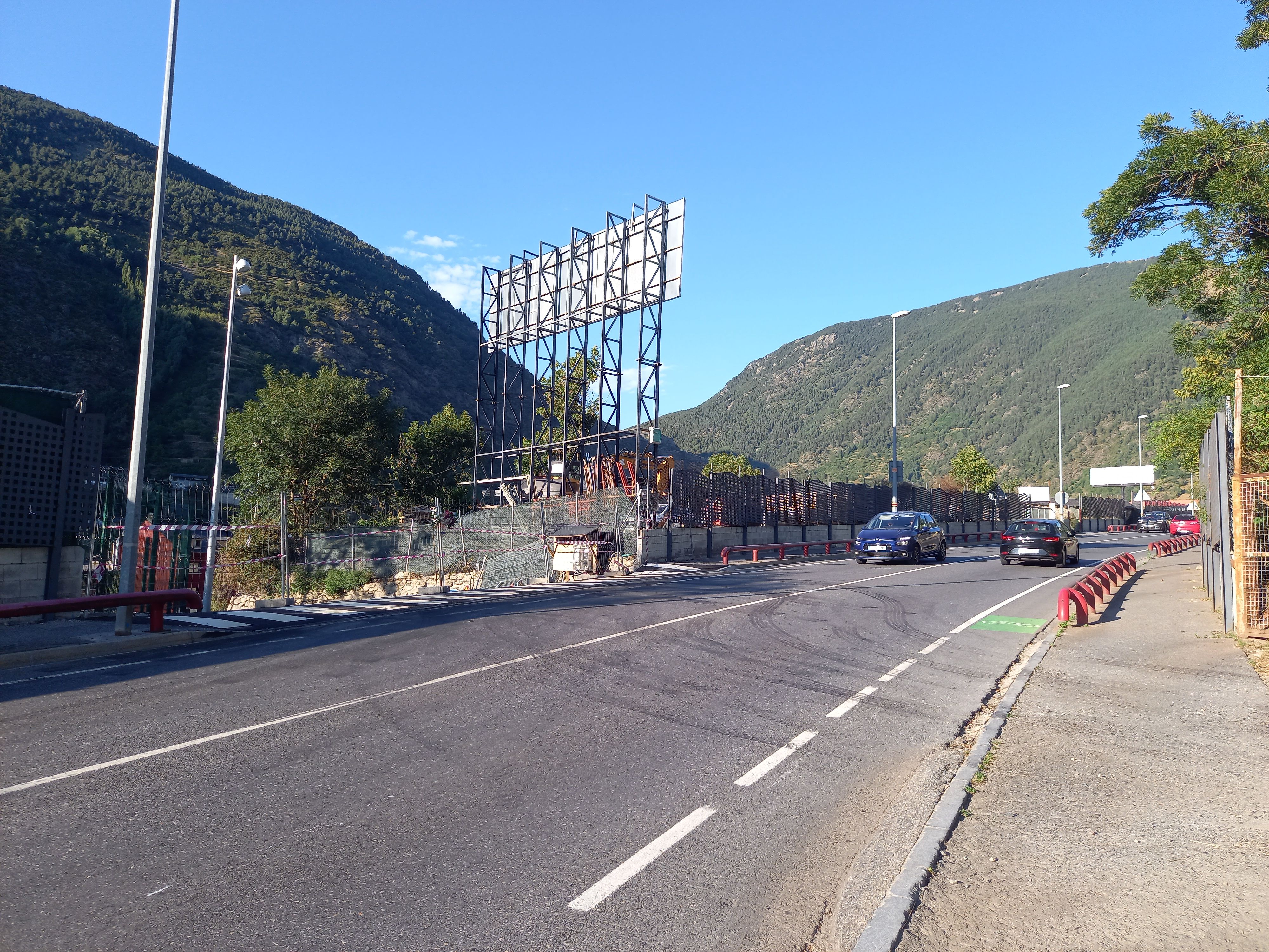 Zona de la carretera general 2 on s'ha d'ubicar la futura rotonda. Zona de la carretera general 2 on s'ha d'ubicar la futura rotonda.