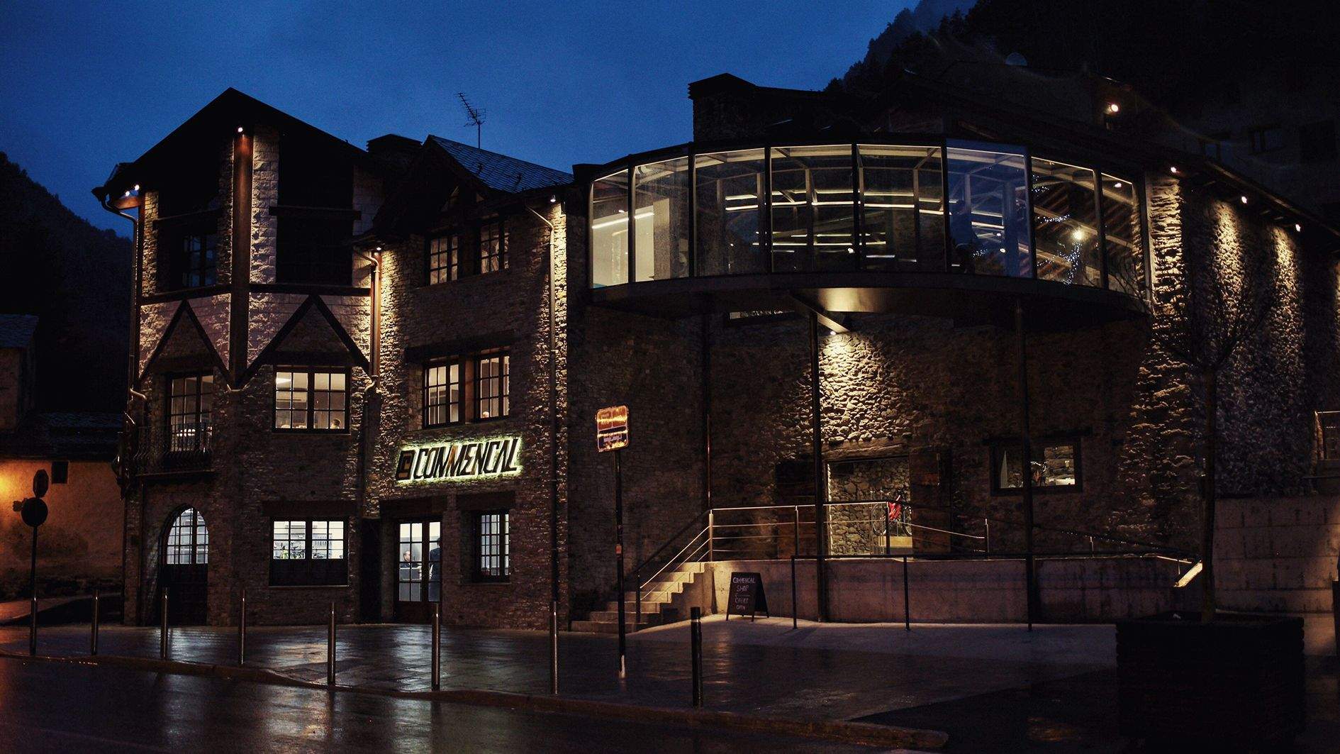 Instal·lacions de Commençal en una imatge nocturna, a la Massana.