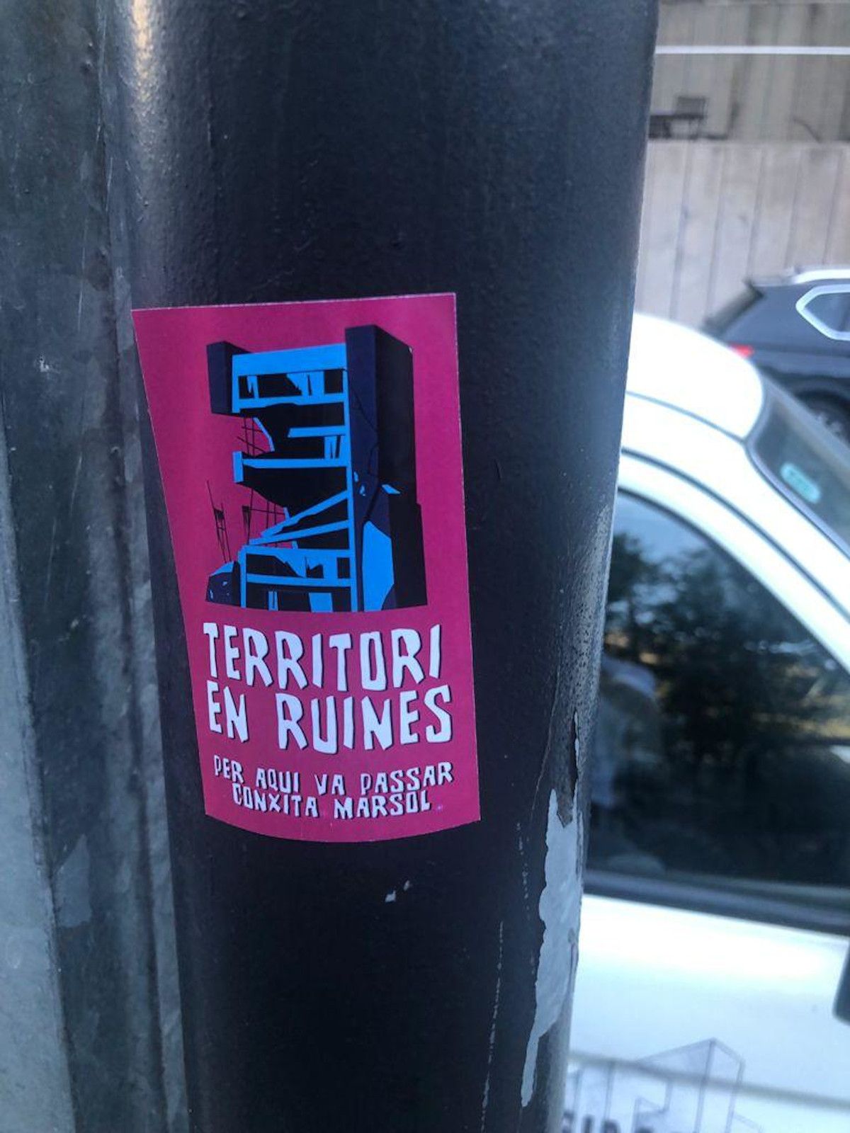 Un dels adhesius crítics amb Marsol.