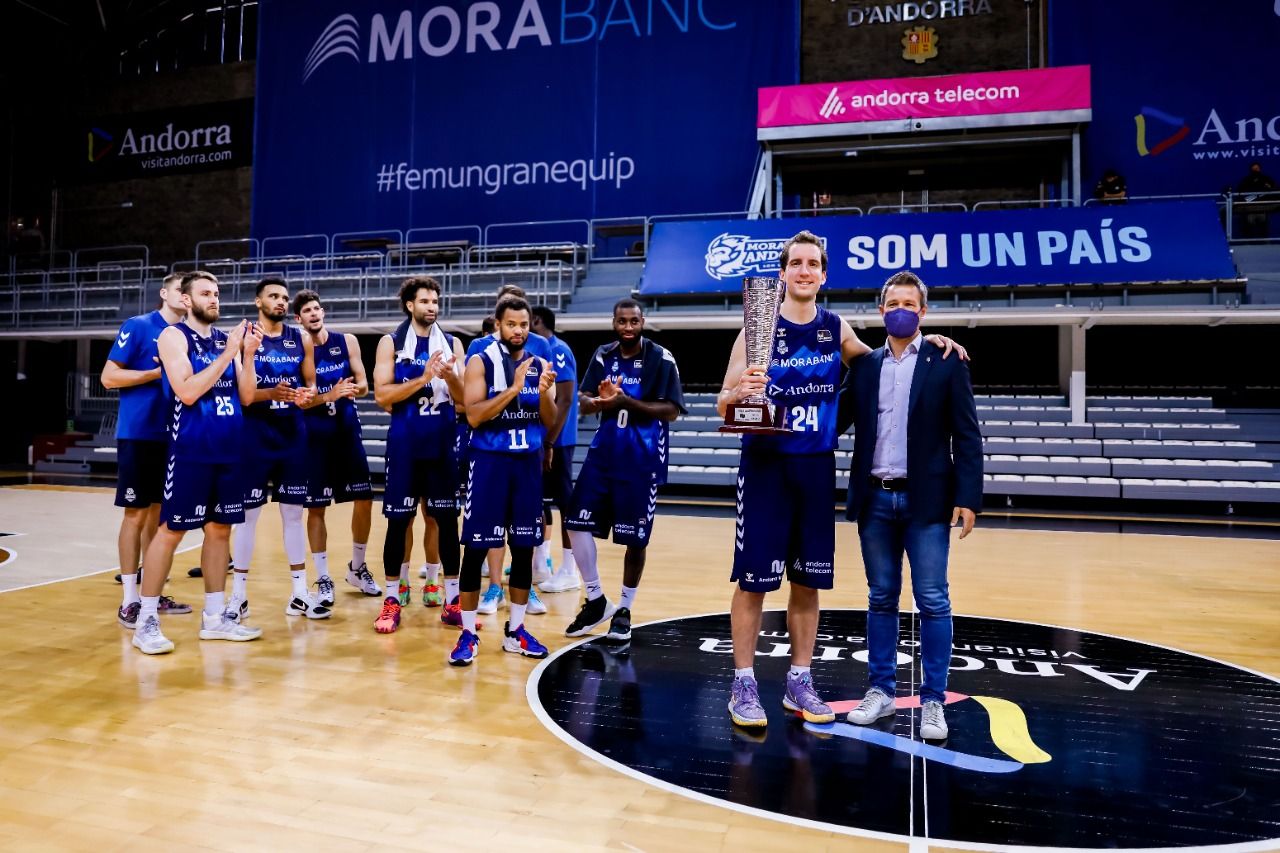 Els jugadors del MoraBanc han aixecat el primer trofeu Andorra la Vella.