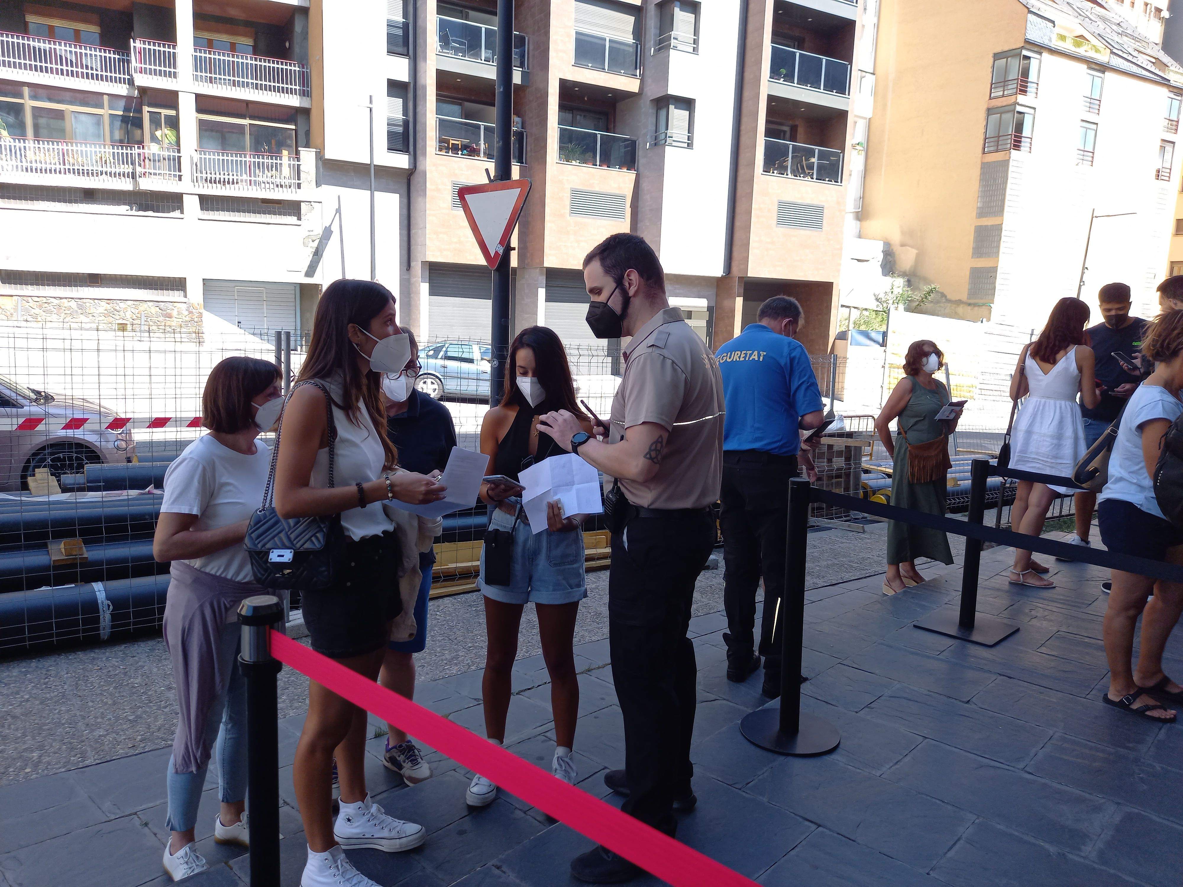 Aficionats del MoraBanc ensenyant la documentació necessària per accedir al pavelló. La portaveu del Sindicat, Rebeca Bonache.