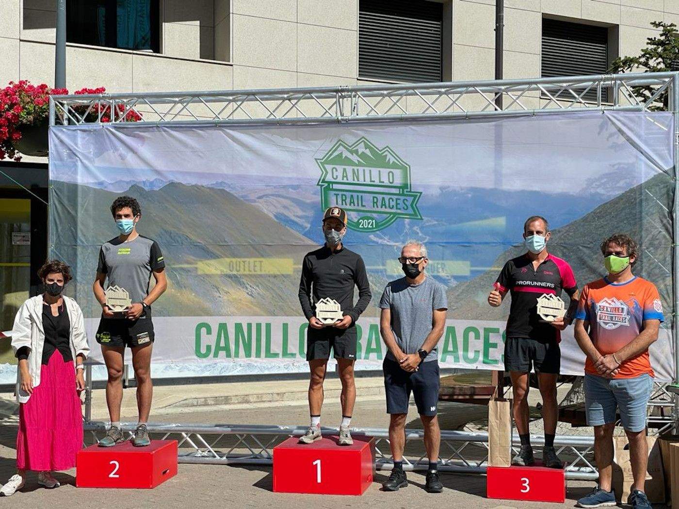 El podi de la cursa dels 25 quilòmetres, amb Òscar Casal al capdamunt.