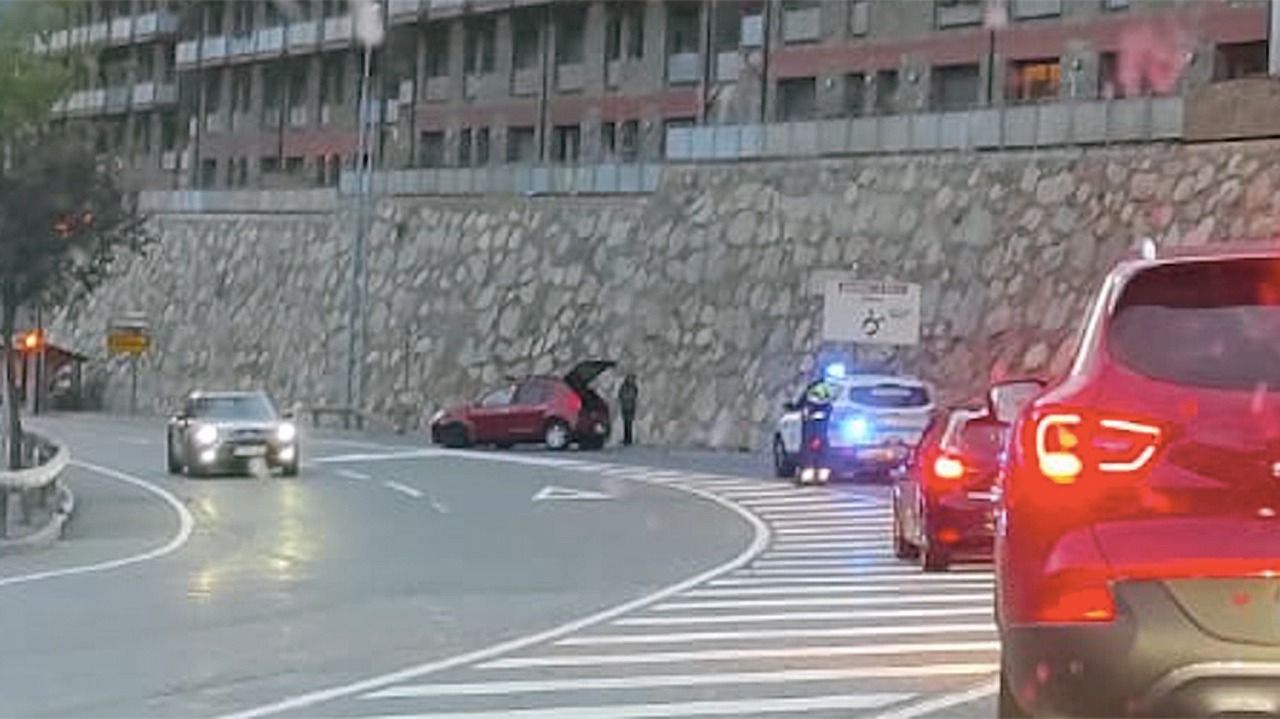 El vehicle accidentant davant d'un urbà que dona pas alternatiu.