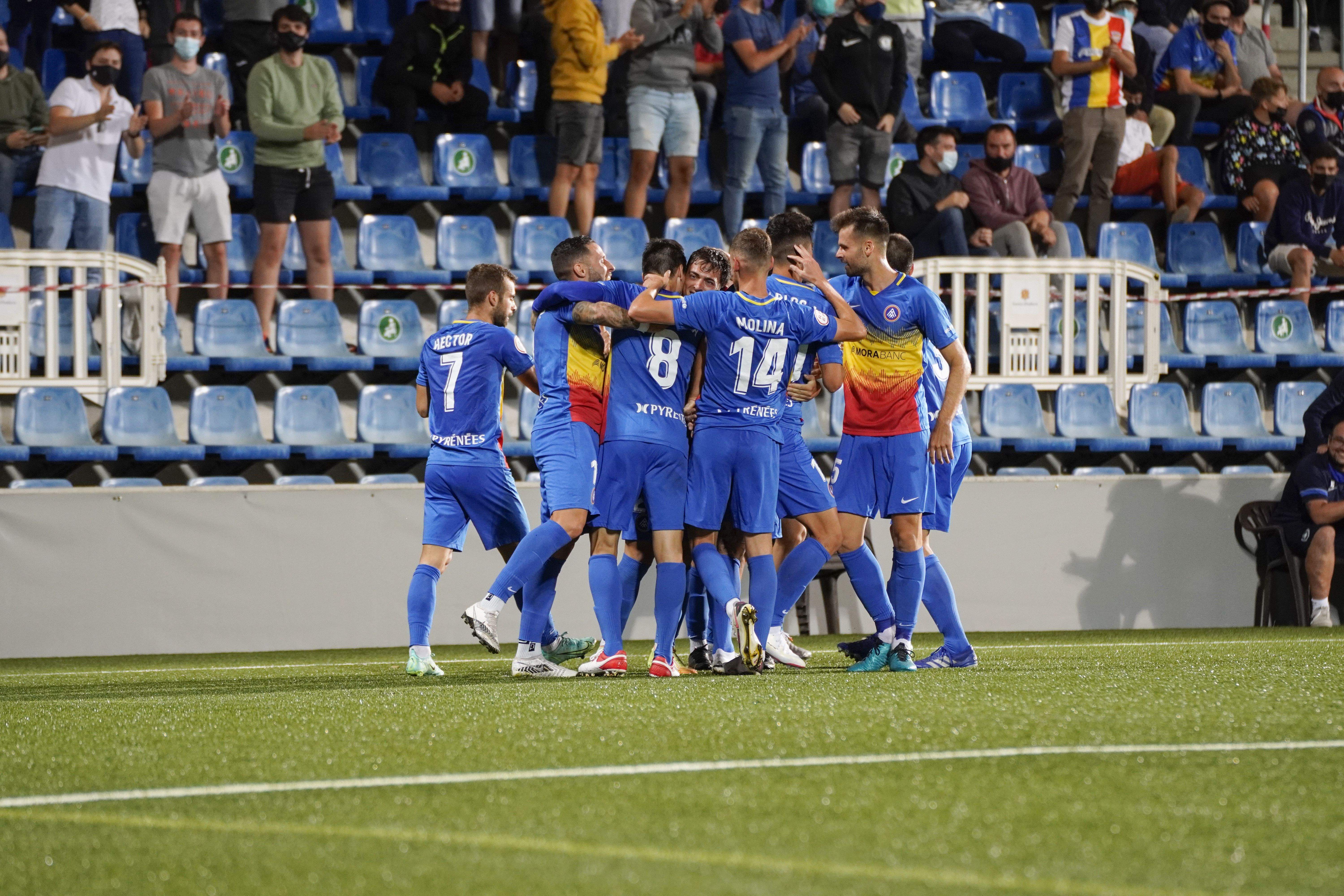 Els jugadors de l'FC Andorra celebren el primer gol del club a la nova categoria.