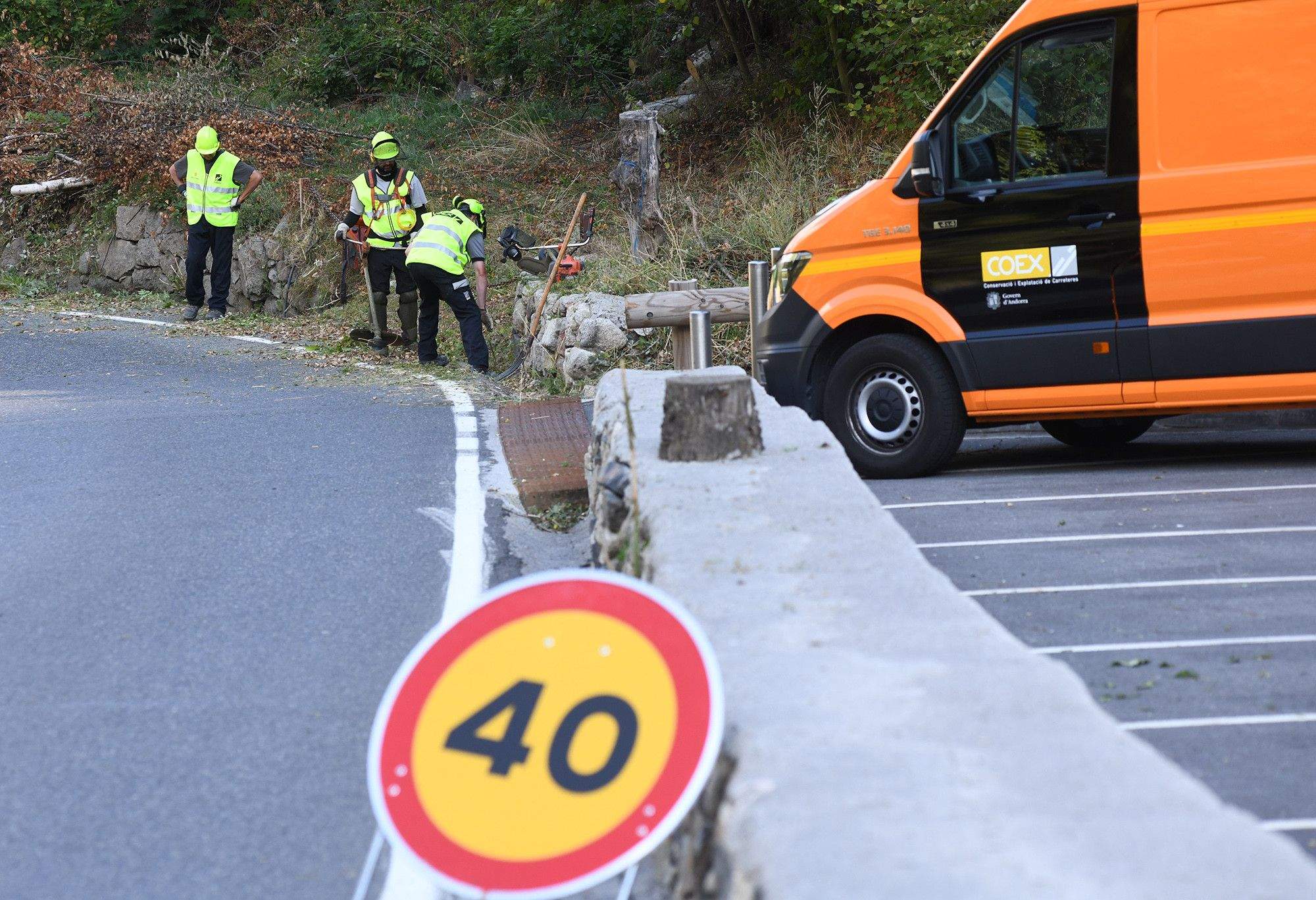 Tasques de neteja aquest dilluns a la carretera d'Engolasters.