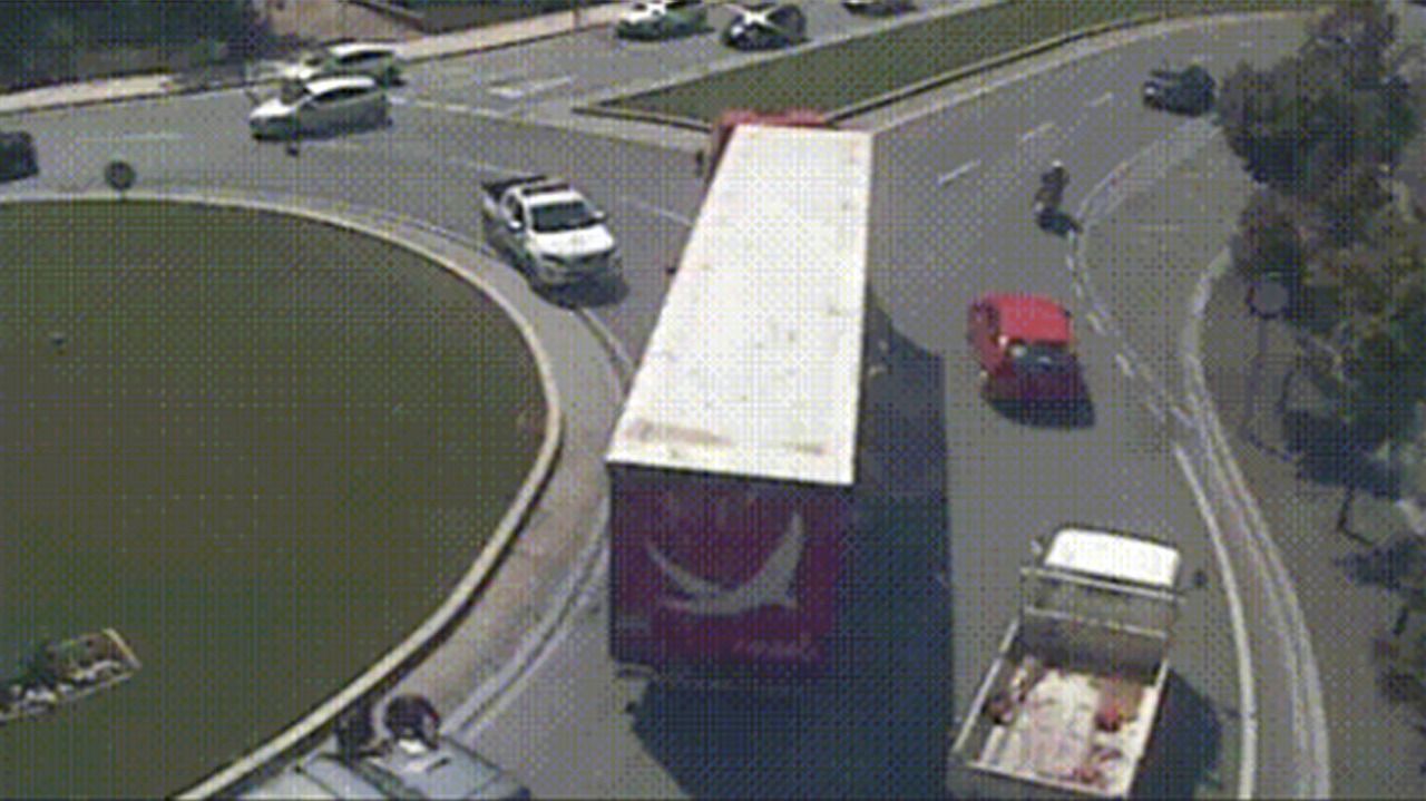 El camió i el turisme han topat ja a dins la rotonda.