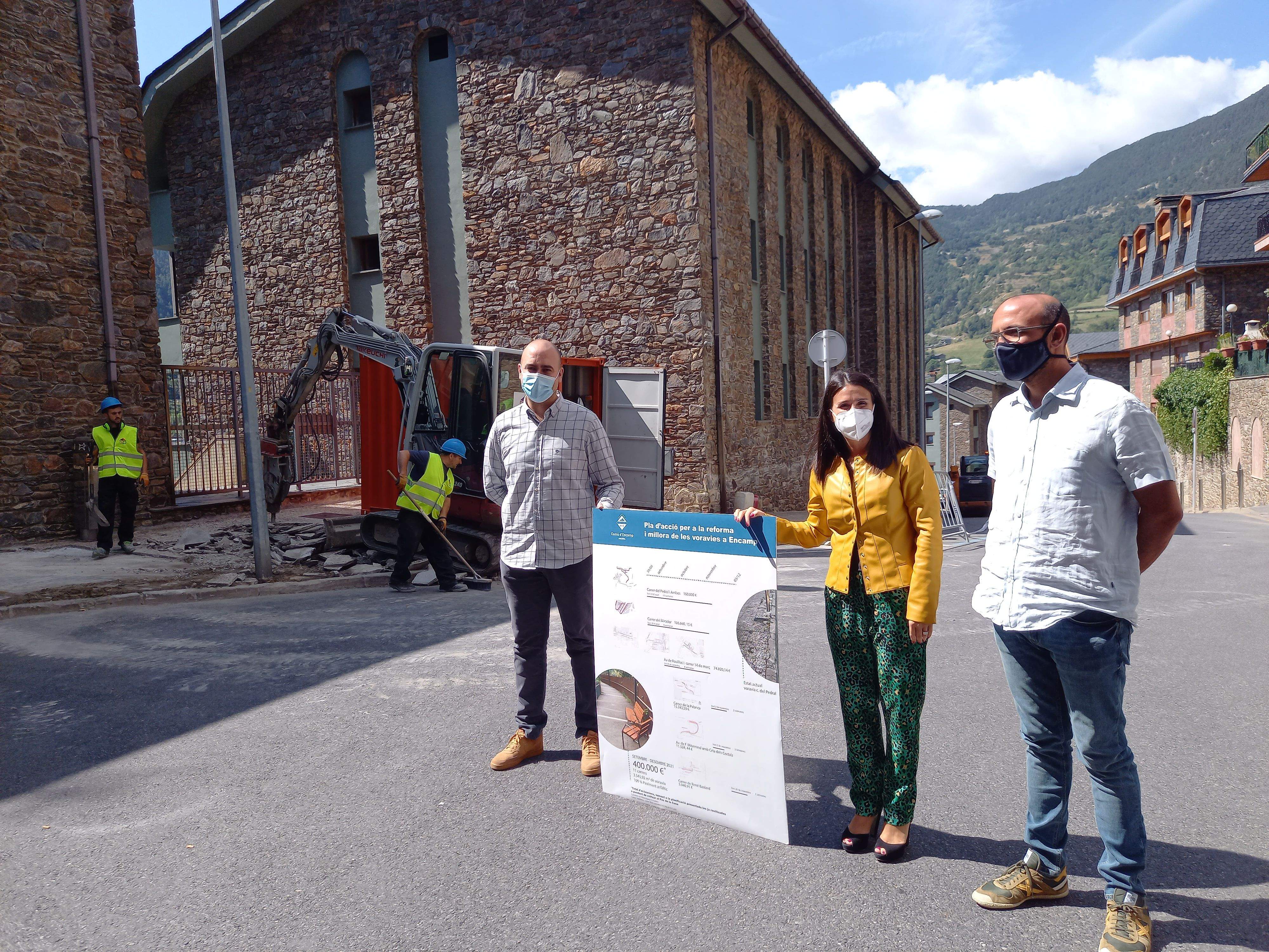 Fernández, Mas i Cerni Areny, director d'Infraestructures i Manteniment, a la zona del Pedral.