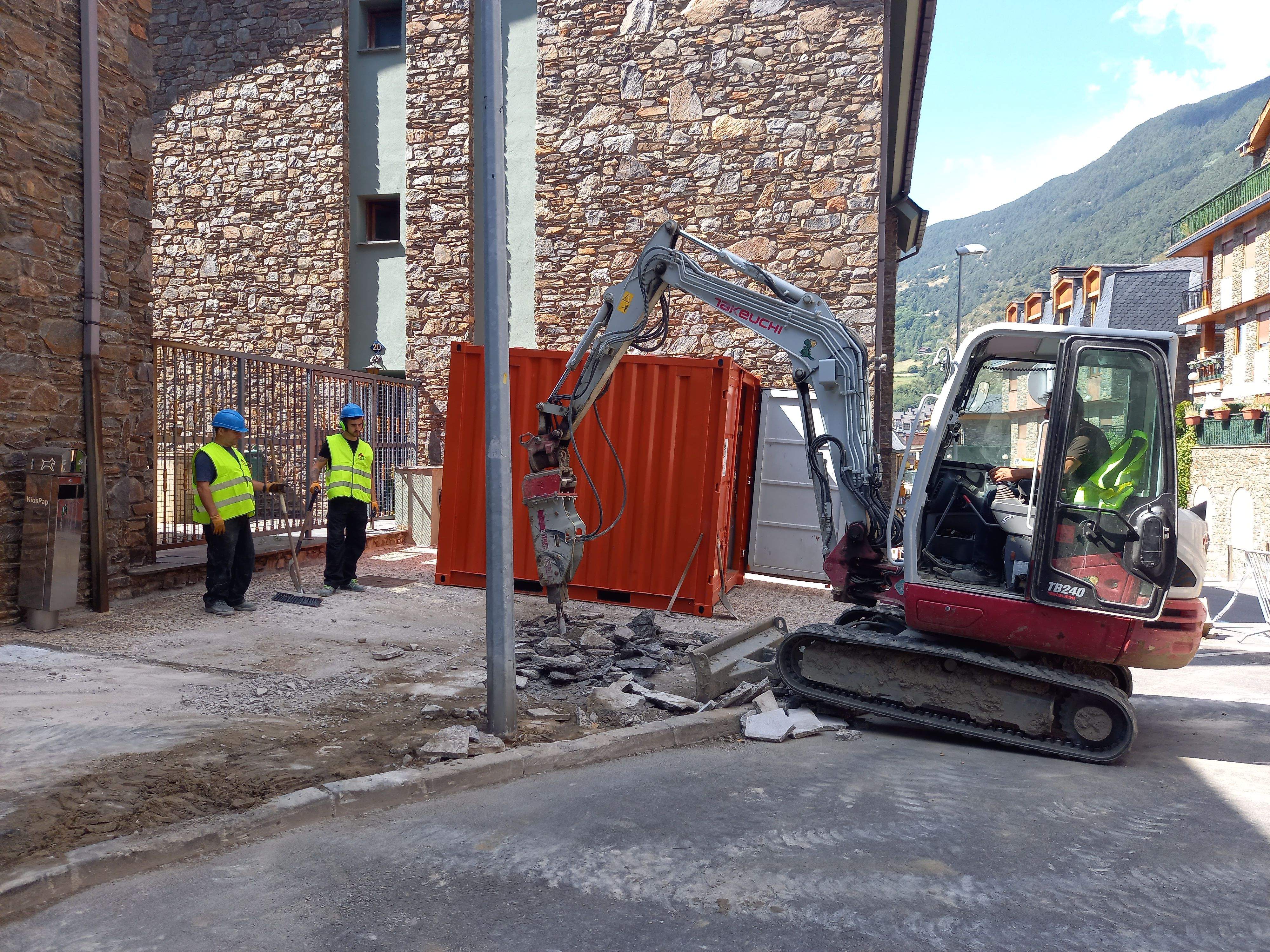 Els operaris treballant en la reforma de les voravies al carrer del Pedral. La portaveu del Sindicat, Rebeca Bonache.