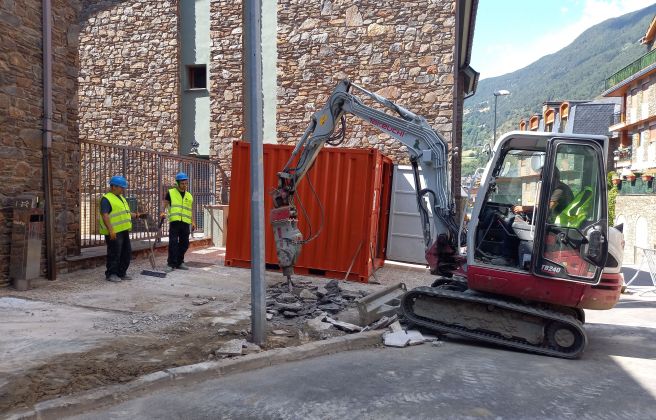 Els operaris treballant en la reforma de les voravies al carrer del Pedral.