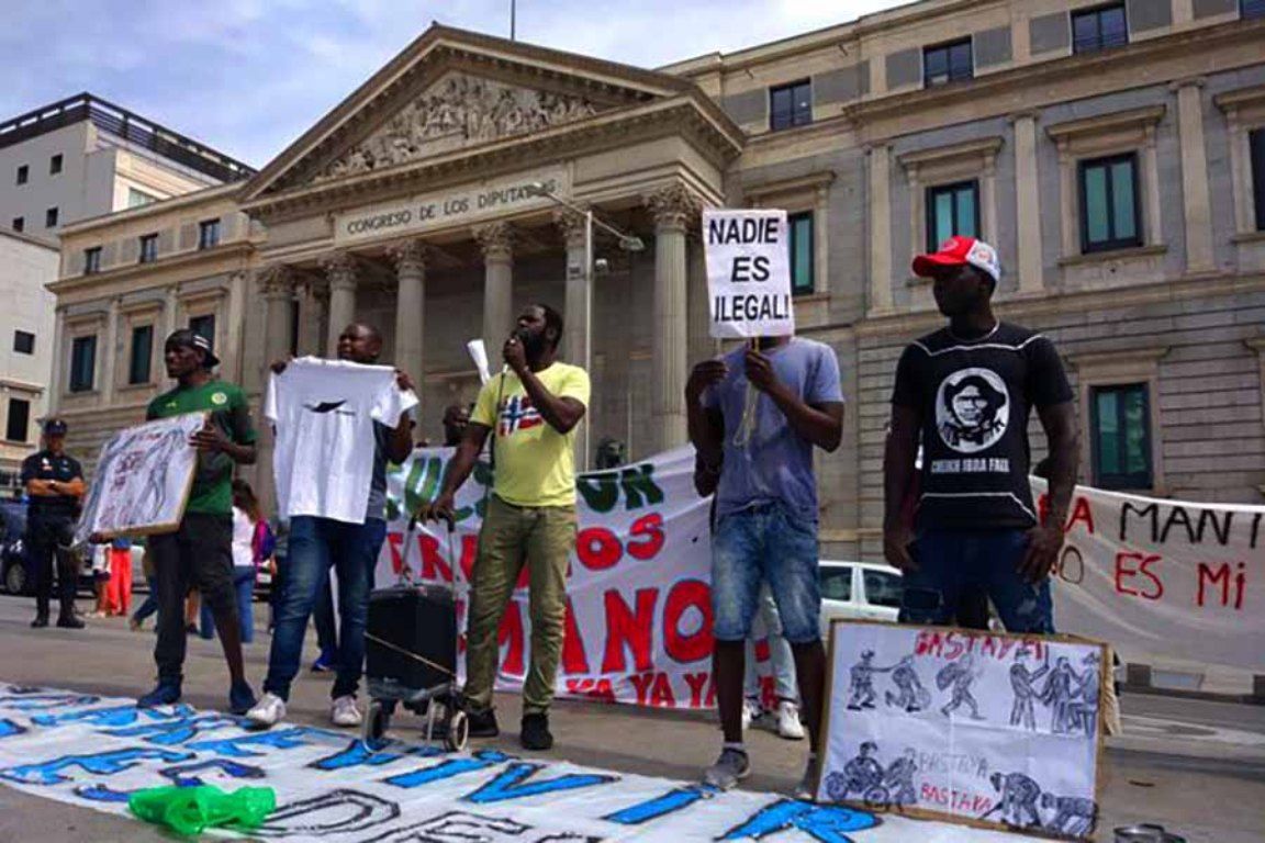 Manifestació d'un grup de sensepapers.
