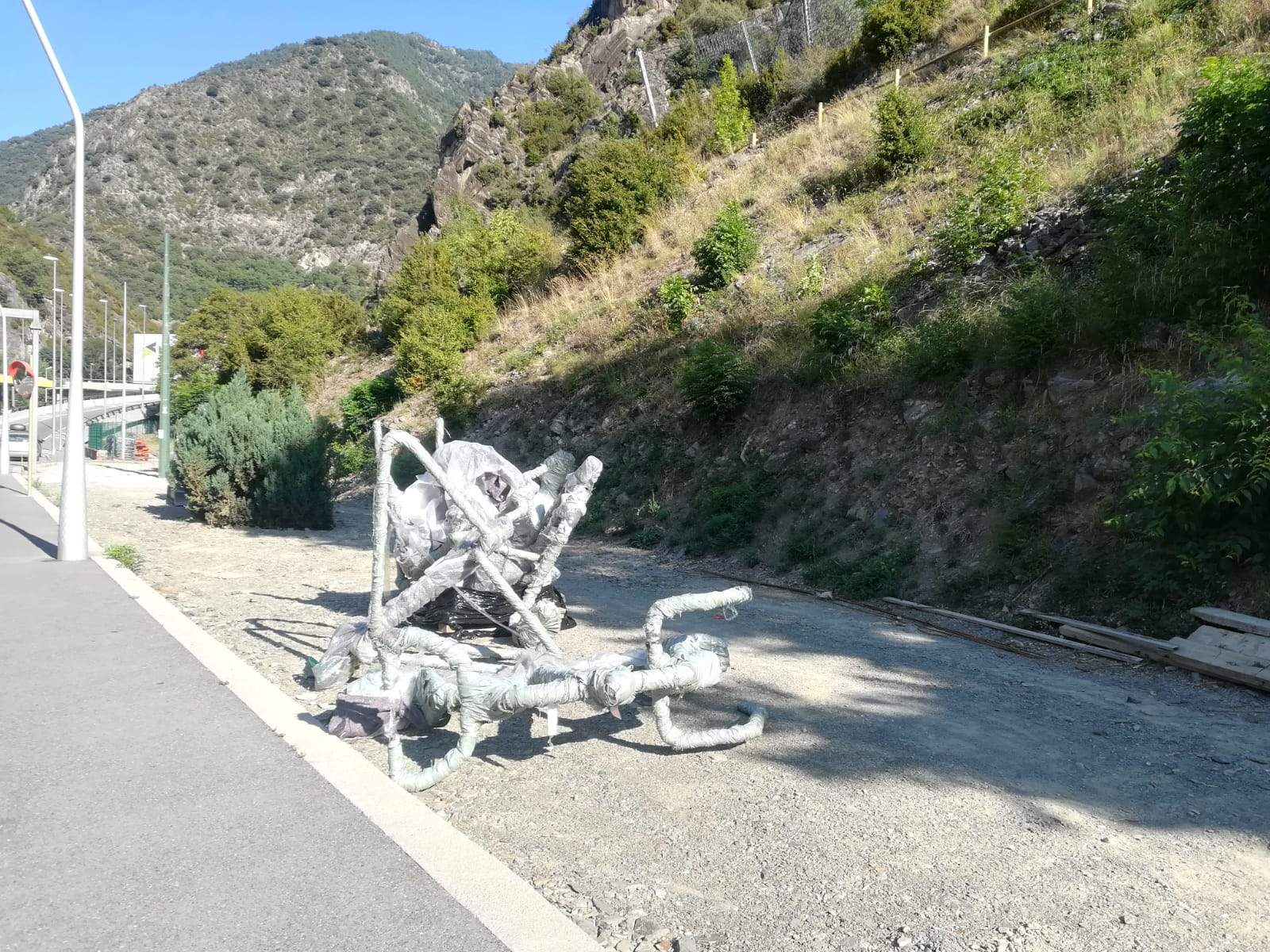 Els aparells de cal·listènia, a punt de ser instal·lats.