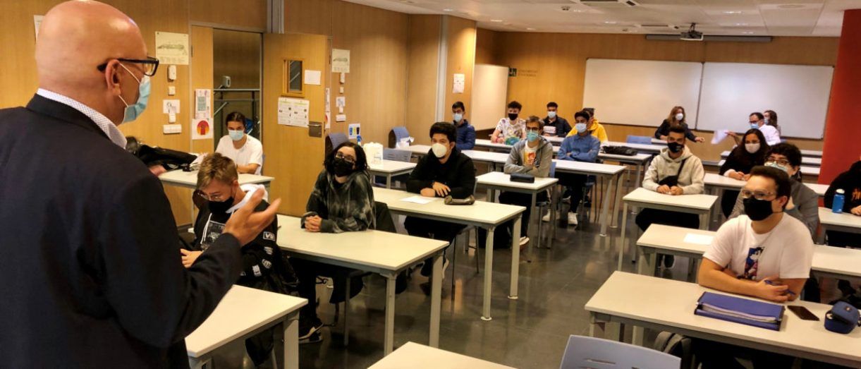 El rector de la Universitat d'Andorra, Miquel Nicolau s'adreça a un grup d'estudiants.