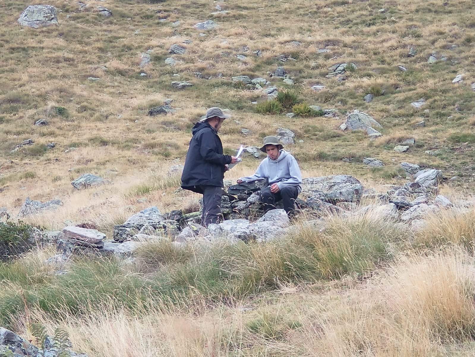 Dos arqueòlegs en plena feina a Ordino.