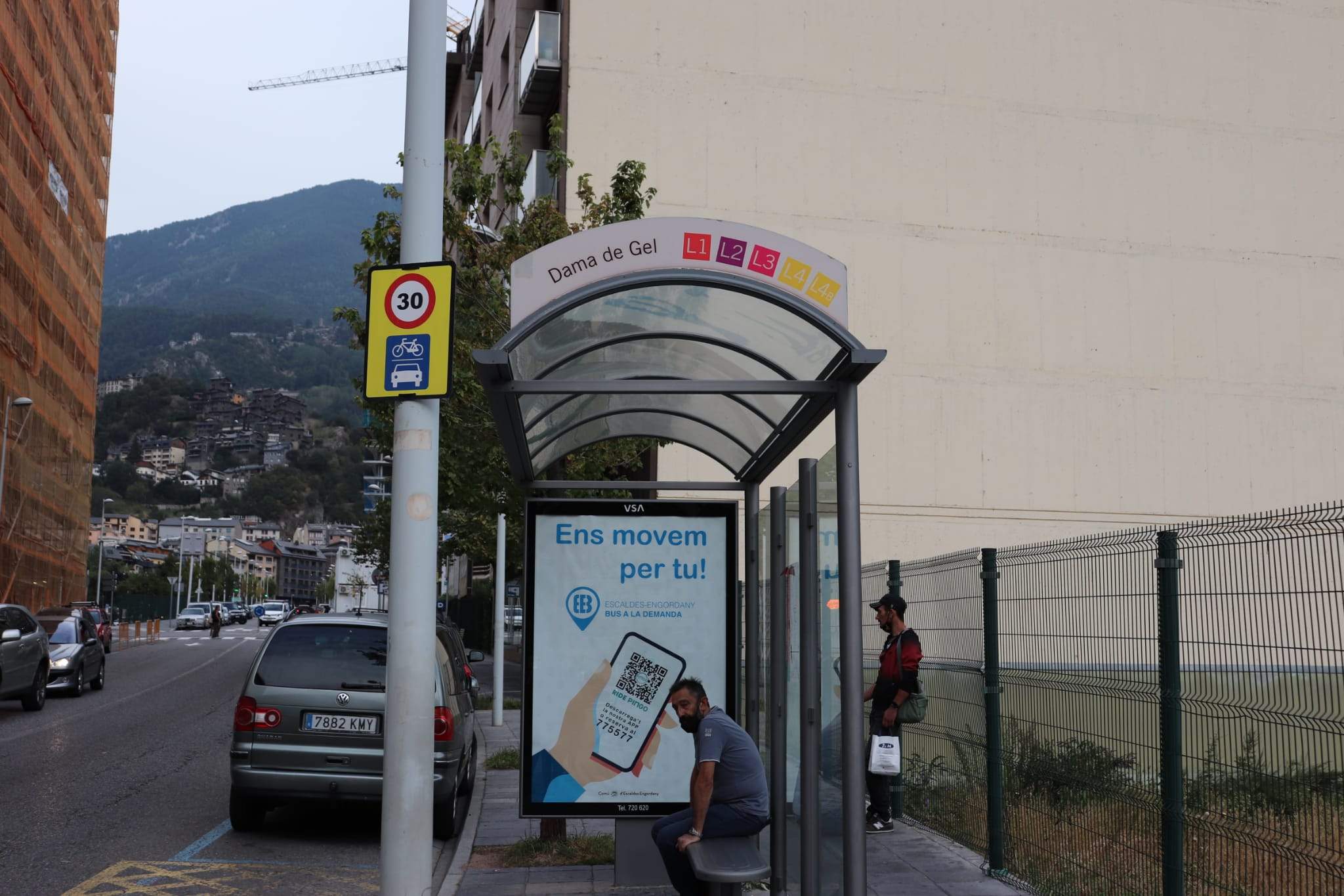Dos usuaris esperant l'autobús a la parada de la Dama de Gel Dos usuaris esperant l'autobús a la parada de la Dama de Gel