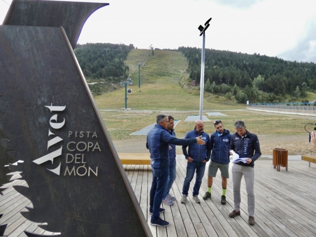 Els responsables de la candidatura amb el dossier aquest dimecres.