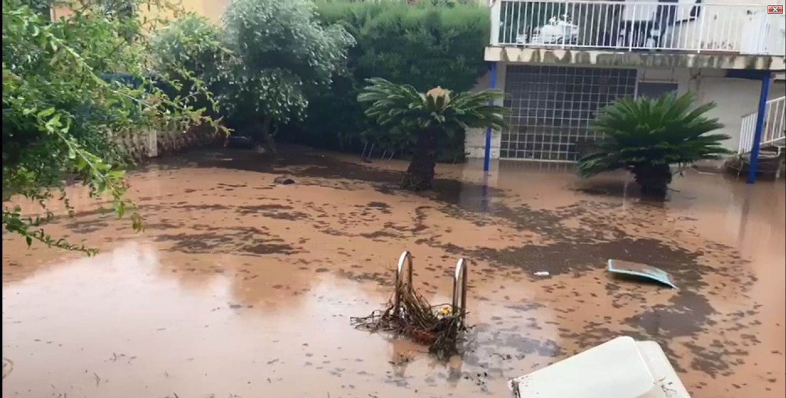 El jardí i la piscina de la casa familiar dels Cartes han patit seriosos danys.