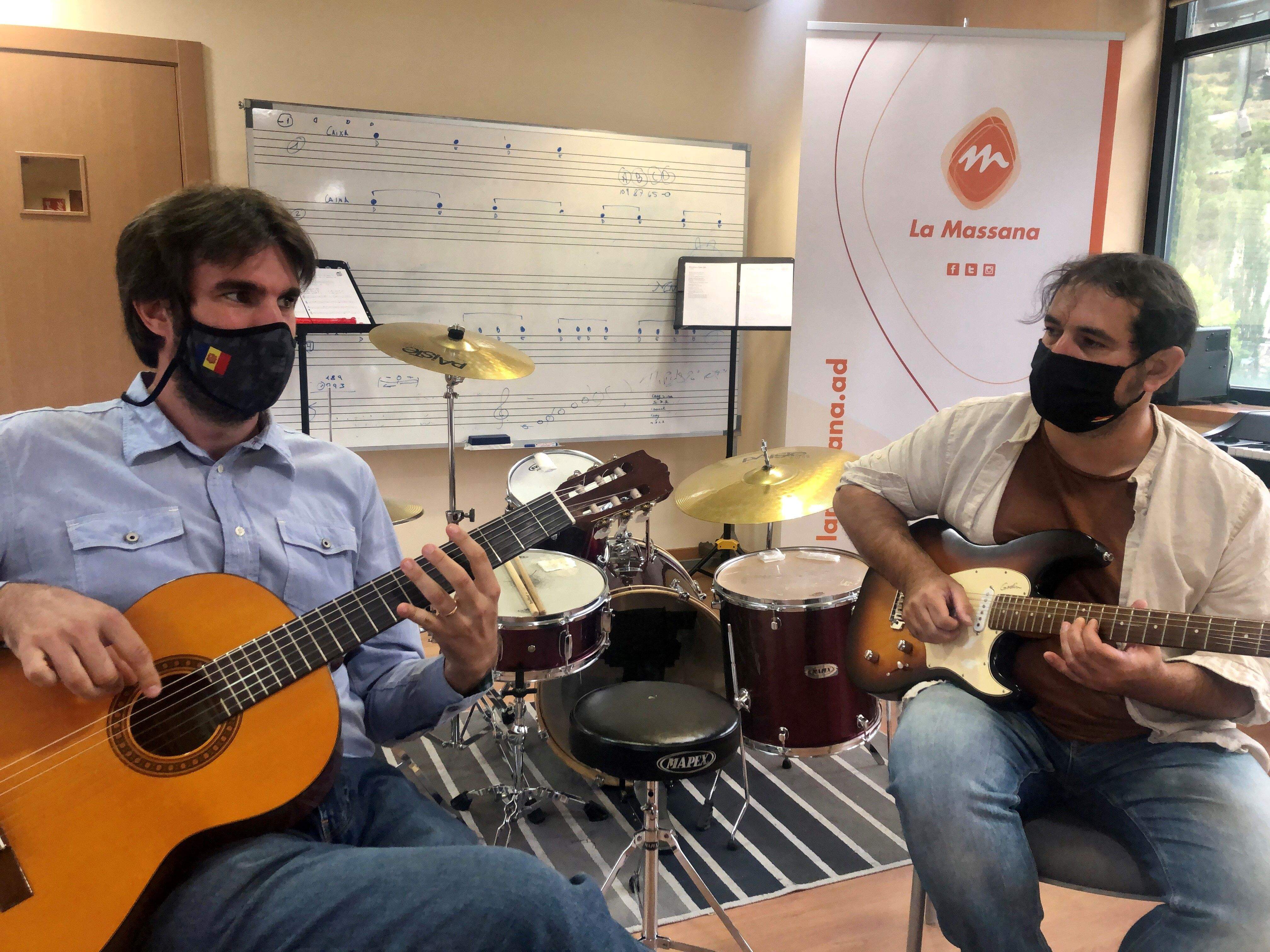 Forné i Barrero, amb dues guitarres.