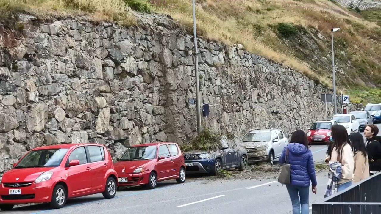 El material ha caigut sobre alguns vehicles.