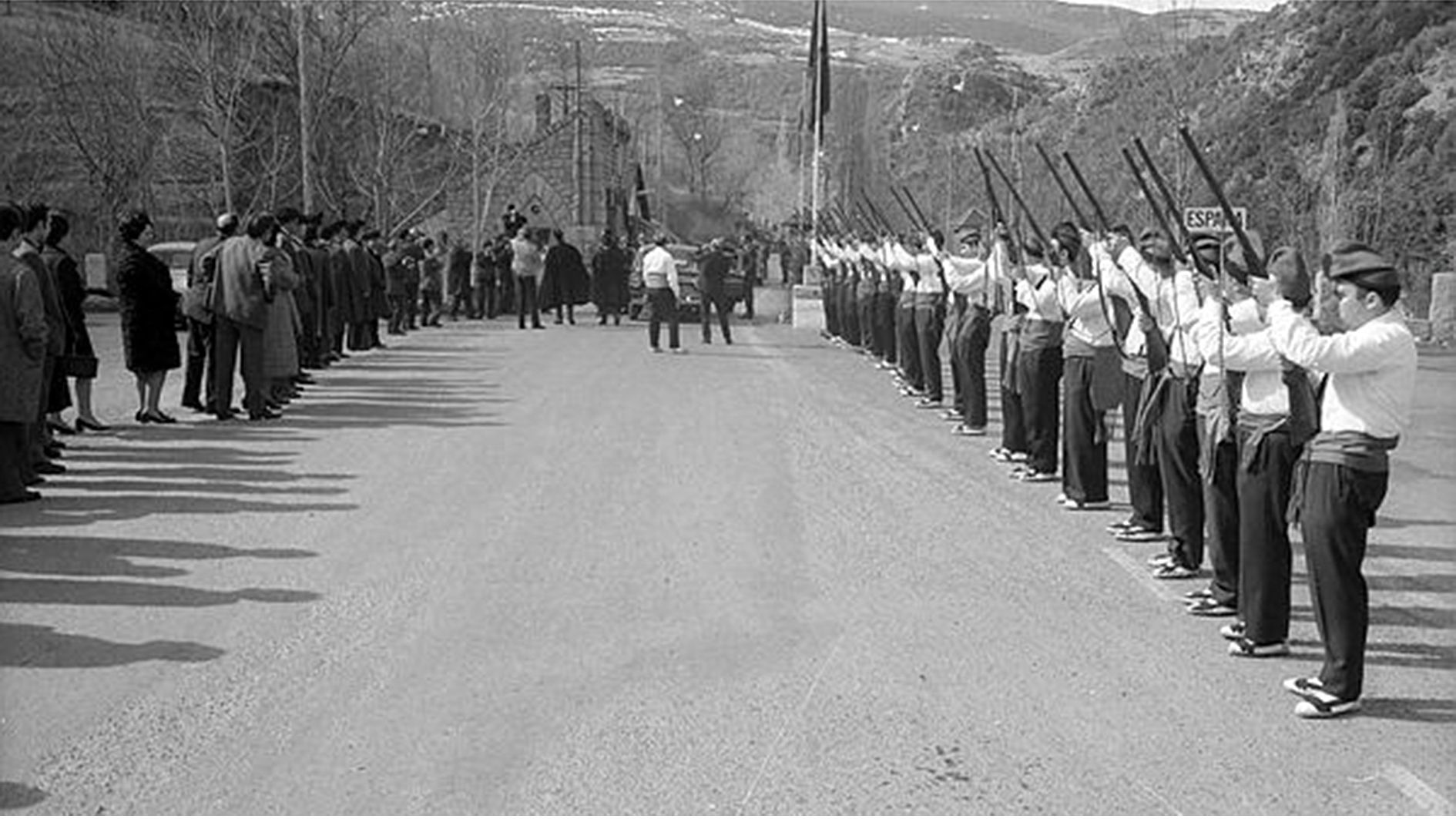 Una formació històrica del sometent el 1971, a la frontera del riu Runer, esperant la primera visita oficial de Martí Alanis. Una formació històrica del sometent el 1971, a la frontera del riu Runer, esperant la primera visita oficial de Martí Alanis.