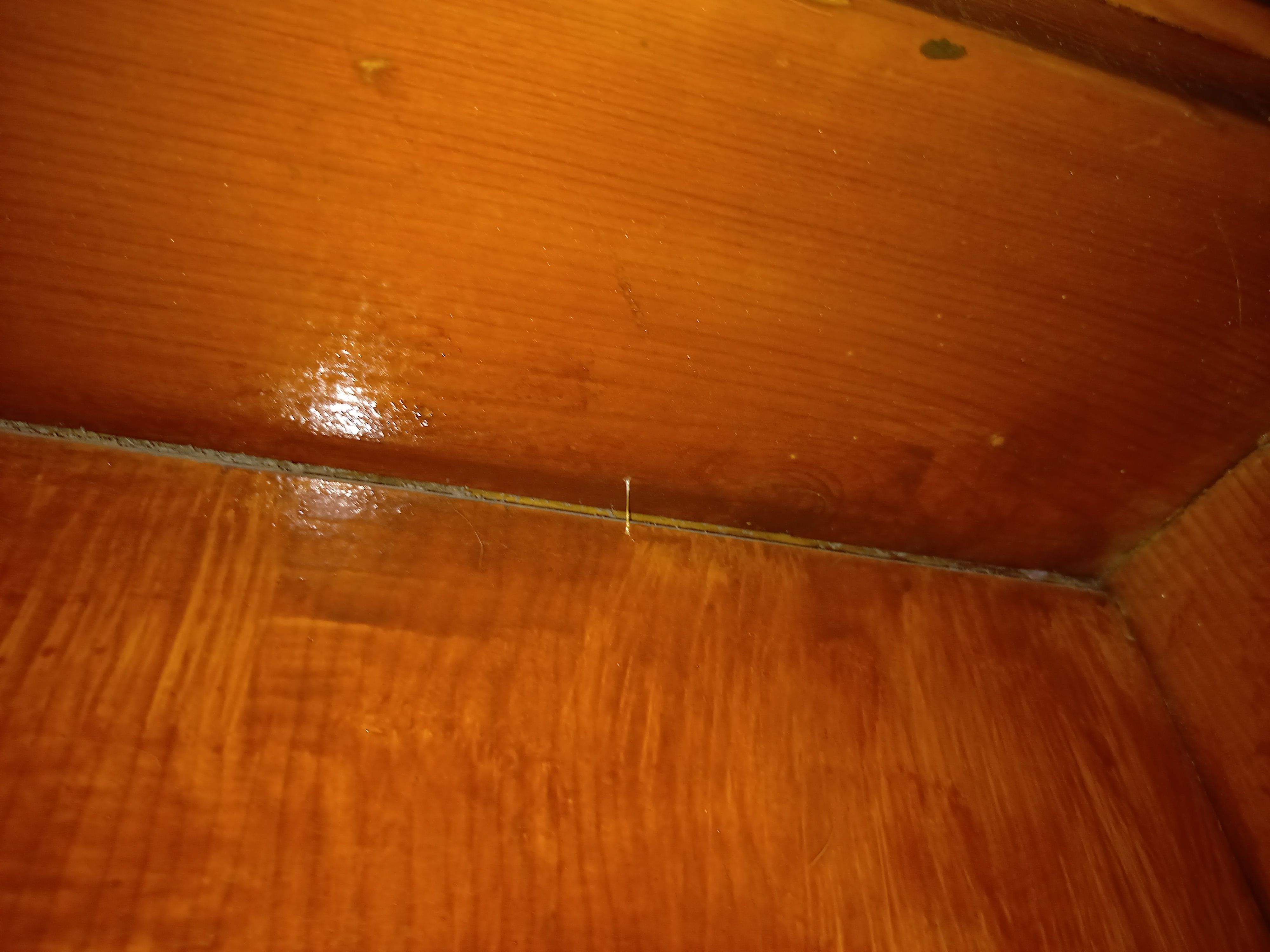 Una de les marques de silicona que van deixar els lladres a les portes dels edificis on van entrar.