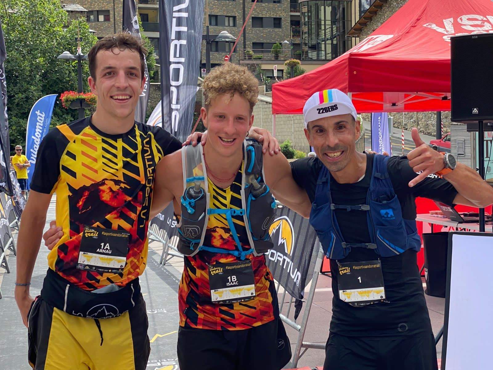 Urbina, Sanvicente i Òscar Casal a l'arribada a la plaça de la Germandat.