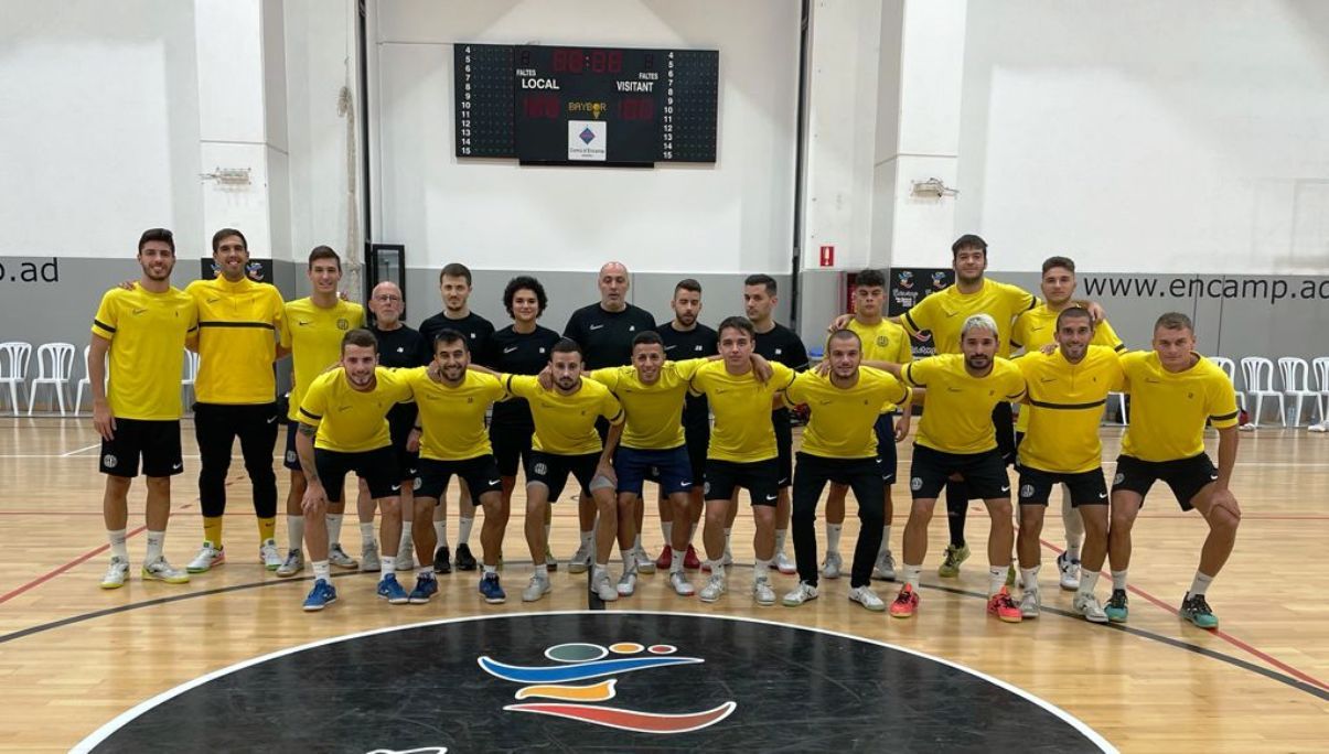 La plantilla i el cos tècnic d'Industrias Santa Coloma a Encamp.