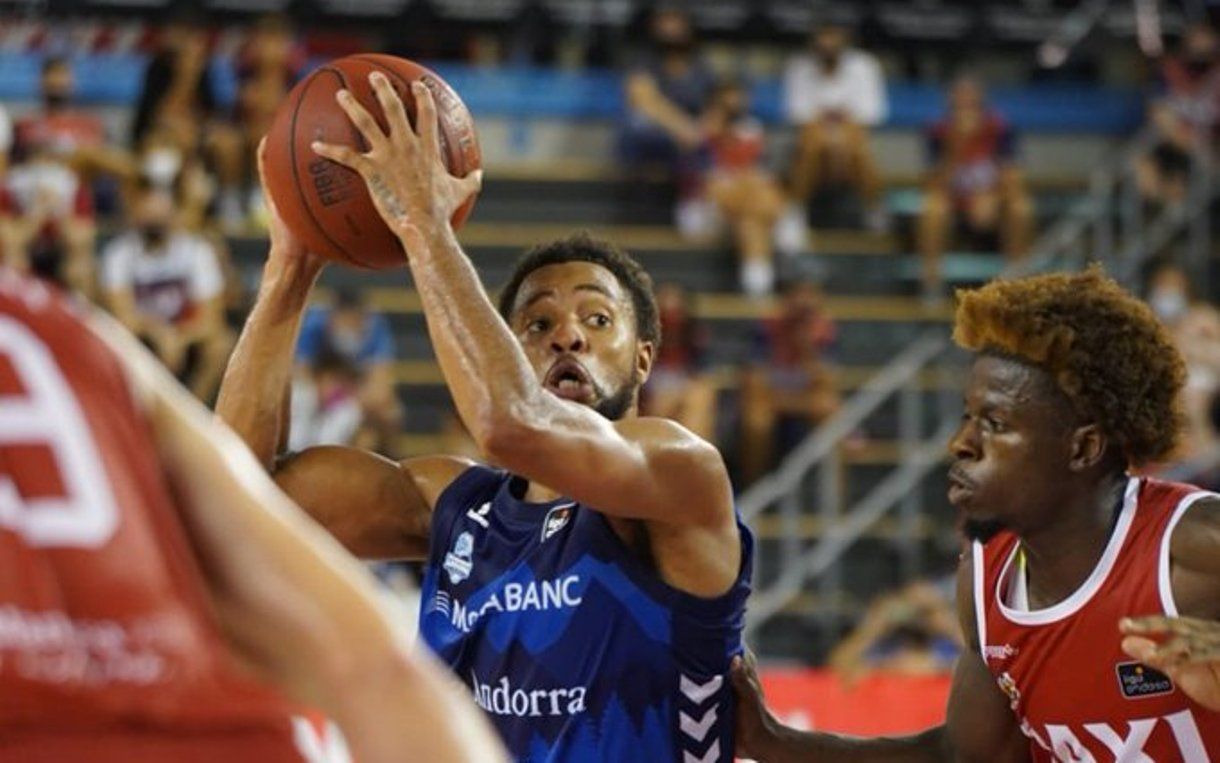 Hannah entra a cistella entre dos jugadors del Baxi Manresa.