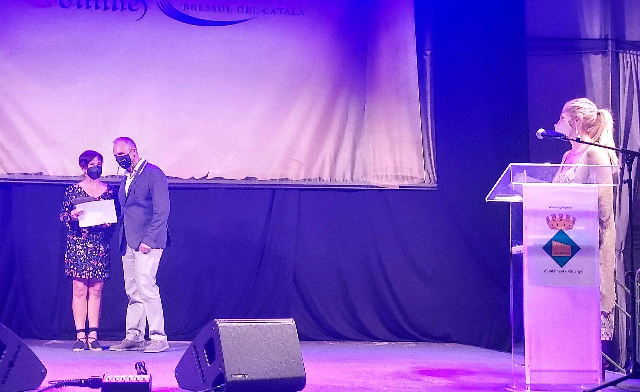 L'alcalde de la Seu, Jordi Fàbrega entrega un dels premis a la Fira del Llibre del Pirineu.