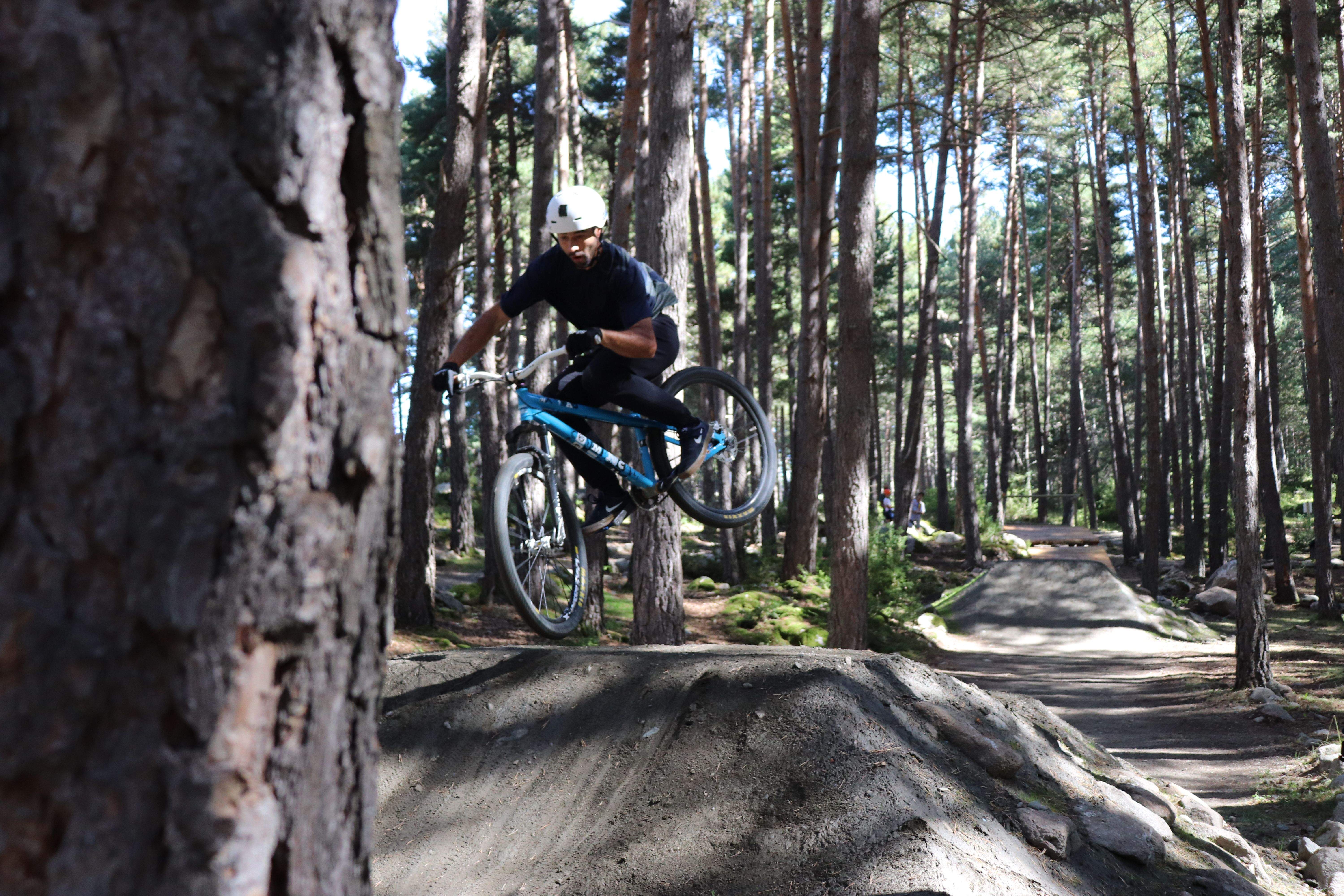 Un dels bikers que ha estrenat els nous circuits