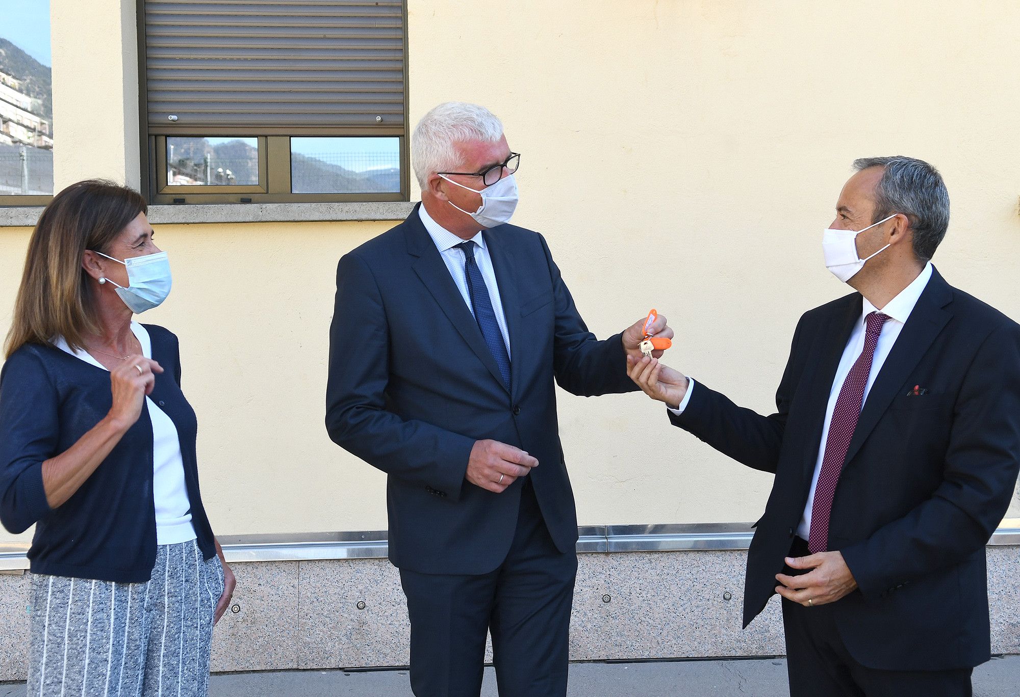 Vilarrubla, Dekerle i Salvan durant l'acte de lliurament de les claus aquest dilluns.