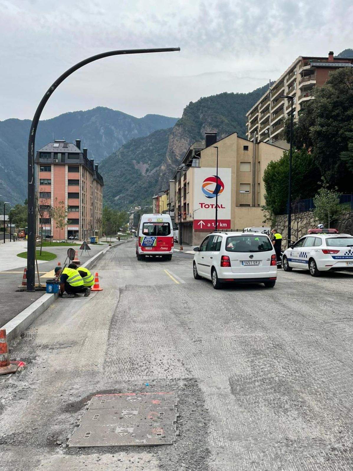 L'avinguda d'Enclar, enquitranada però encara sense pavimentar.