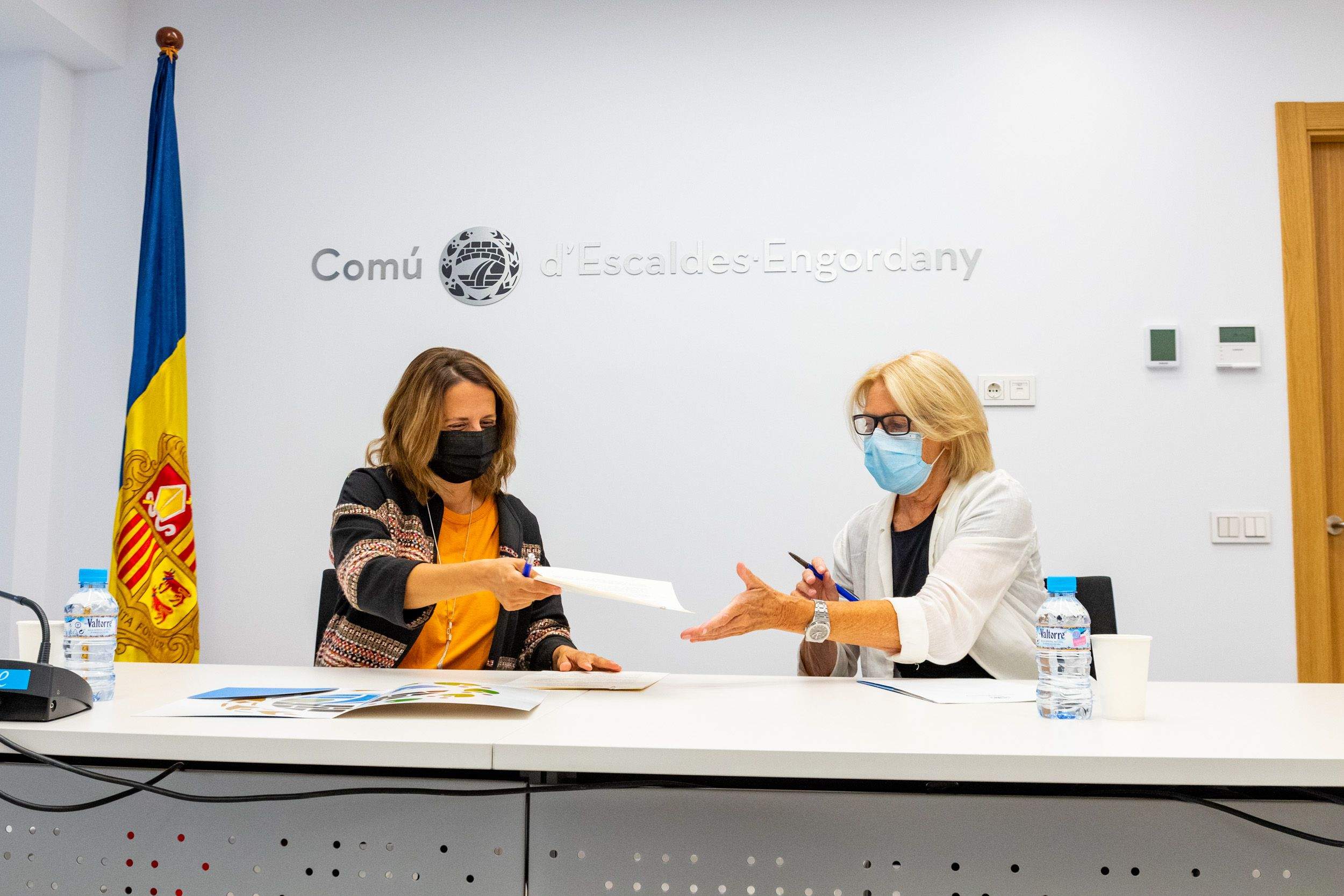 Moment de la signatura del conveni entre el comú i Unicef