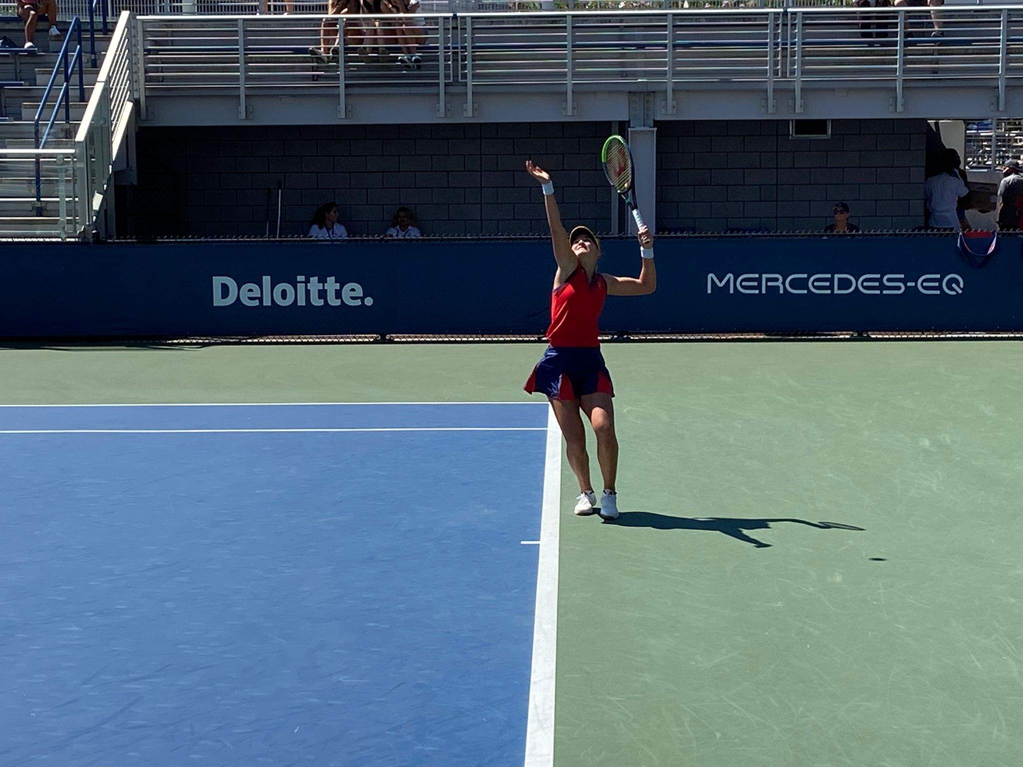 Vicky Jiménez, durant un dels seus serveis.