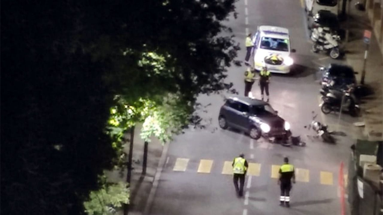 Una imatge de l'accident entre una moto i un vehicle a Andorra la Vella Una imatge de l'accident entre una moto i un vehicle a Andorra la Vella