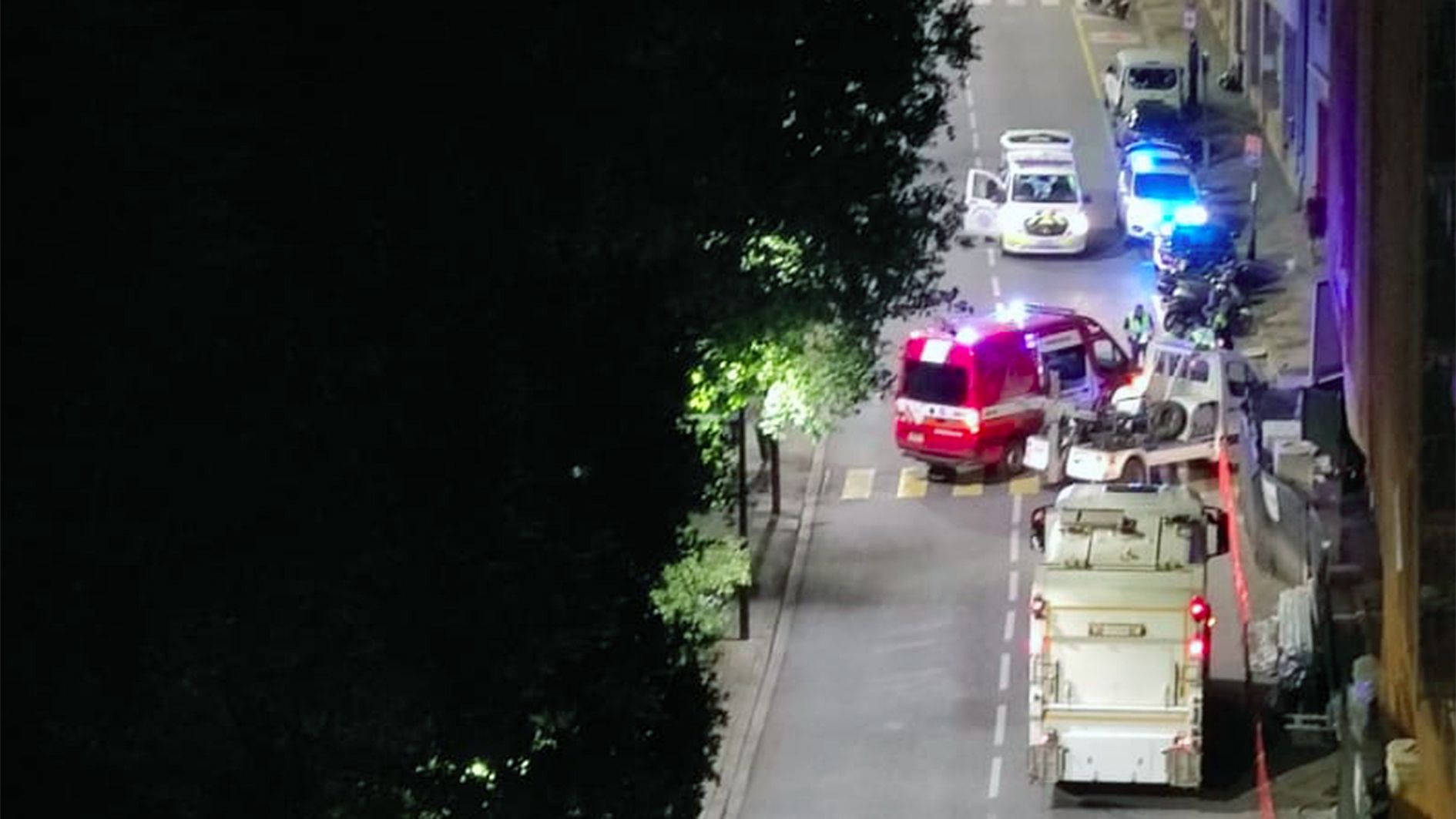 Diferents vehicles d'emergències al lloc dels fets, anit.