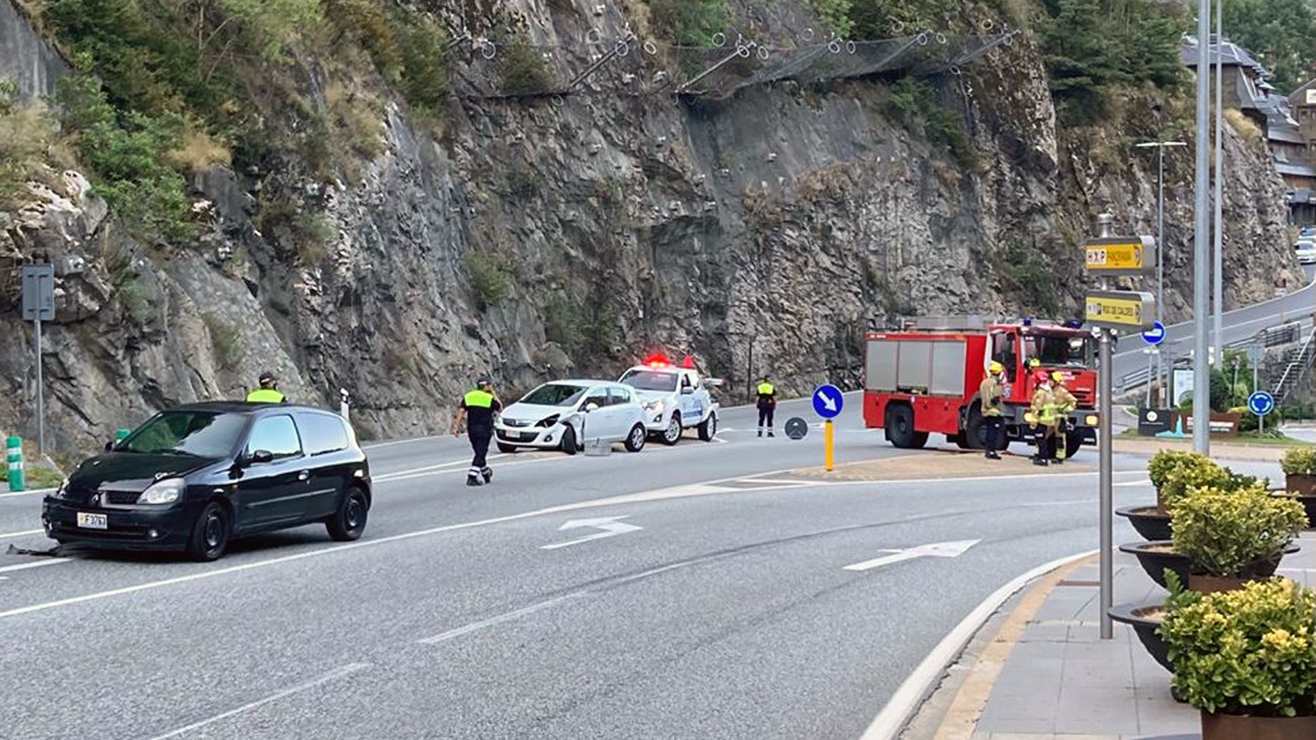 Zona on ha passat l'accident amb els implicats encara al lloc.