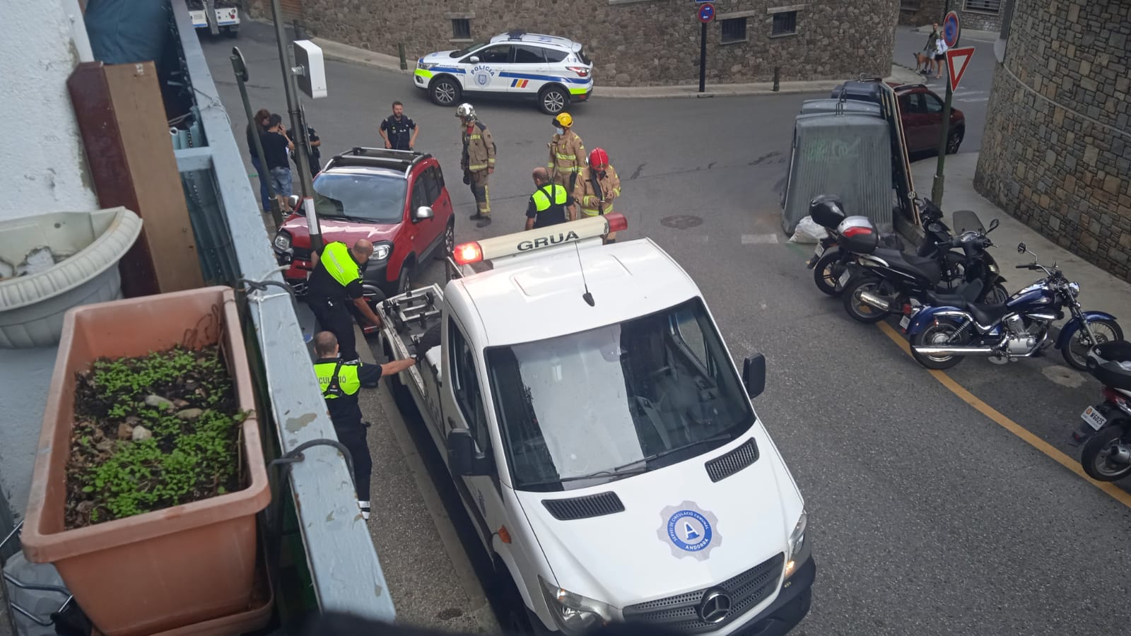 El cotxe ha quedat enquestat contra el fanal.