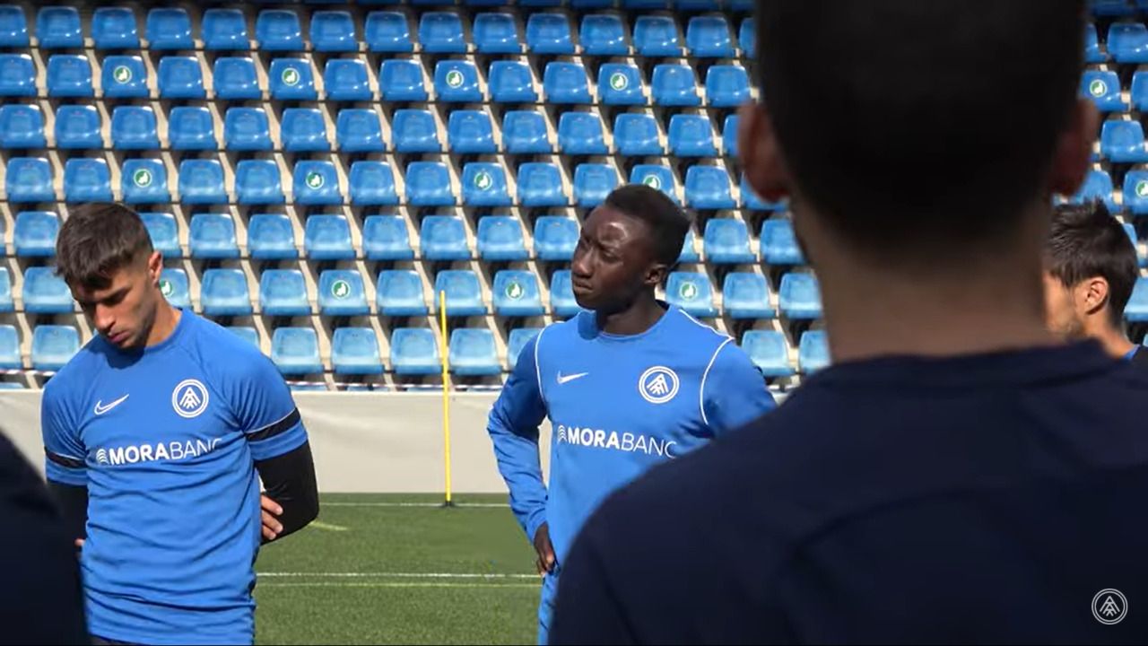 Zourdine escolta les instruccions d'Eder Sarabia en un entrenament.