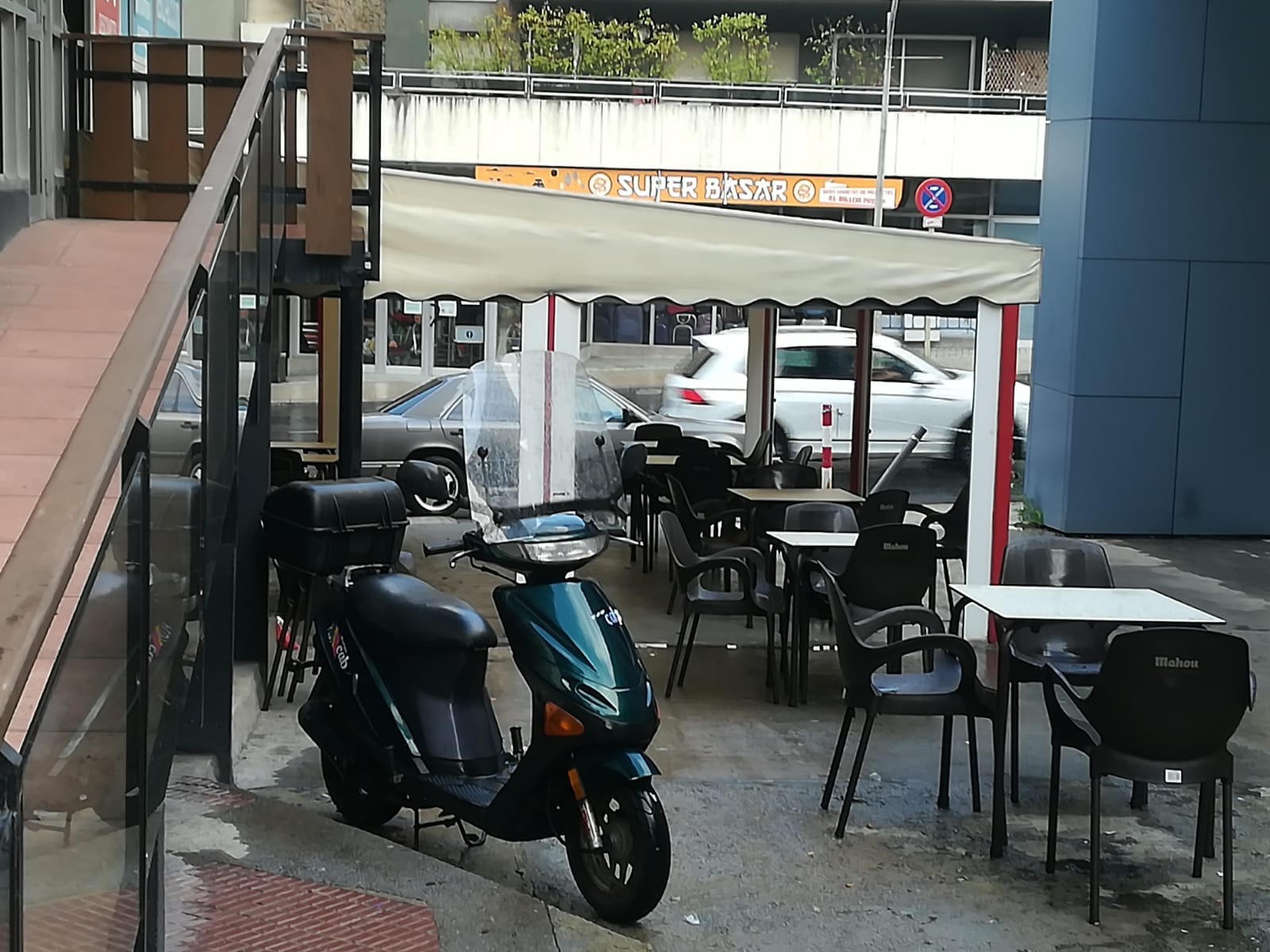 Imatge de la terrassa de l'establiment en les immediacions del qual s'ha localitzat l'home.