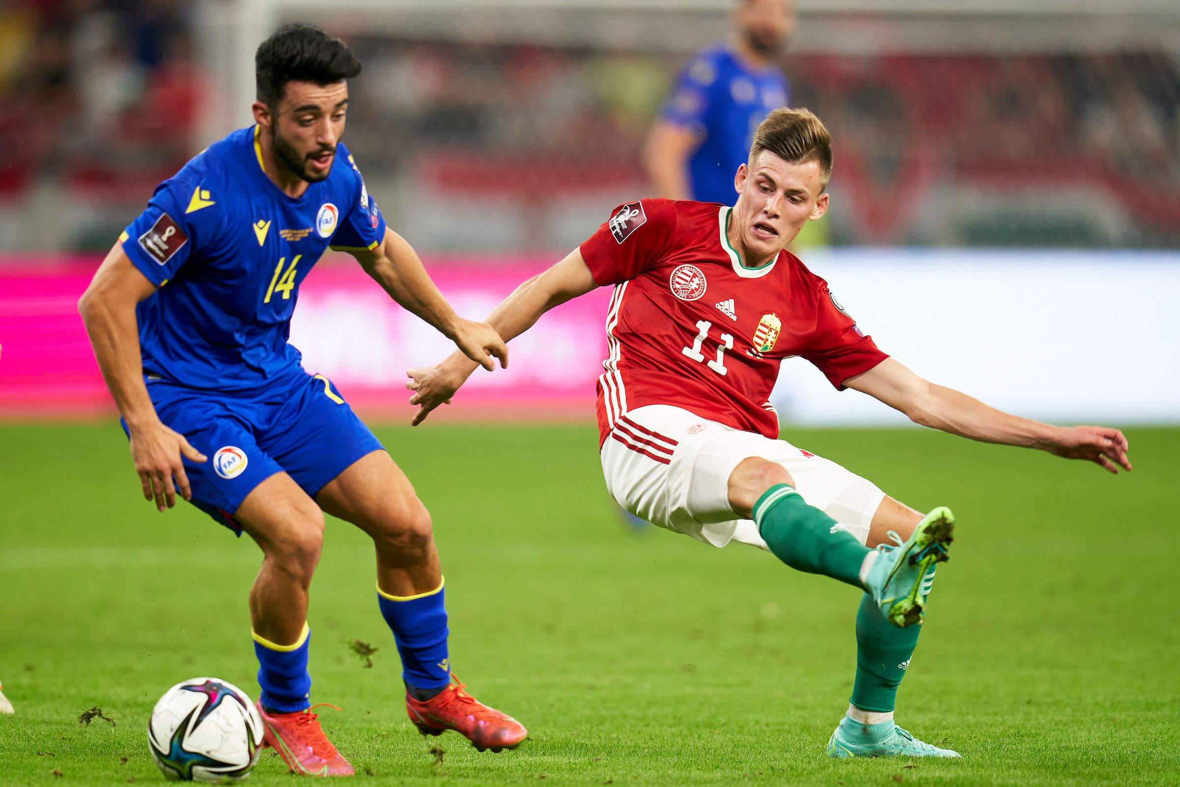 Aláex intenta controlar una pilota davant la pressió de l'hongarès Schon.