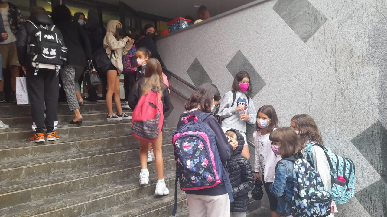Alumnes fent cua abans d'entrar a l'escola andorrana de Santa Coloma.