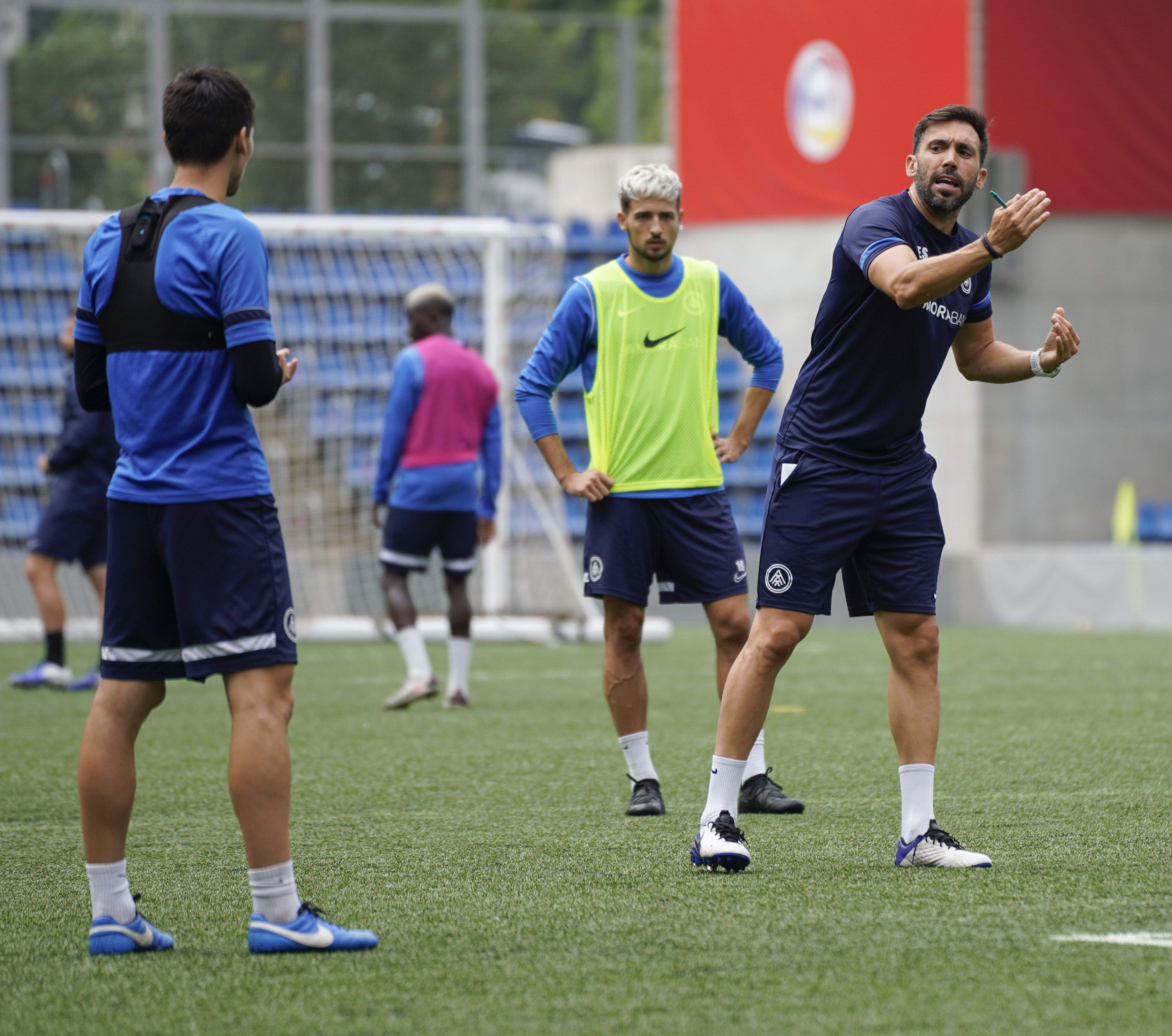 Sarabia, donant instruccions durant l'entrenament d'aquest dijous.