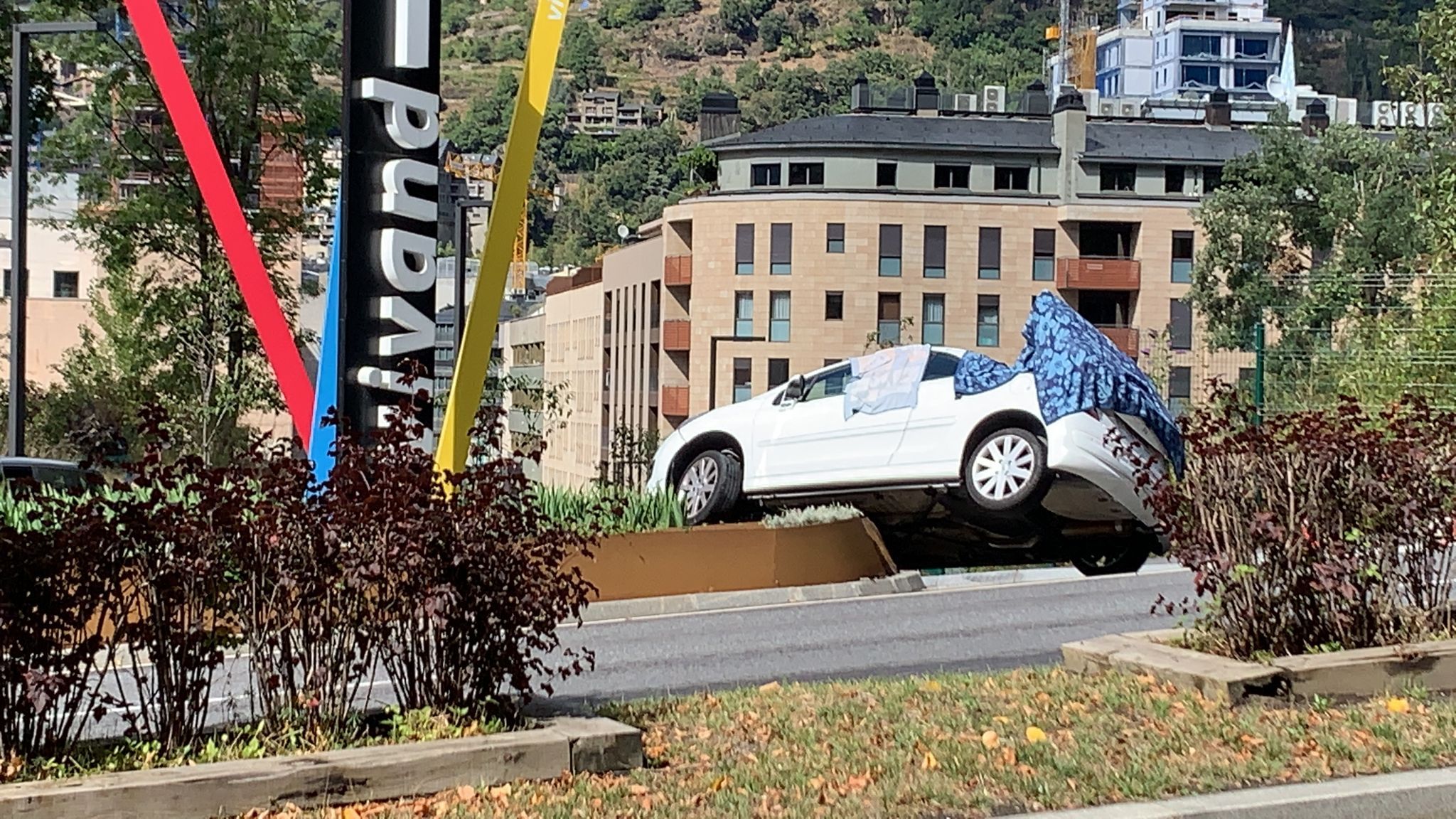 El cotxe que ha encallat aquest migdia a l'escultura de Vivand