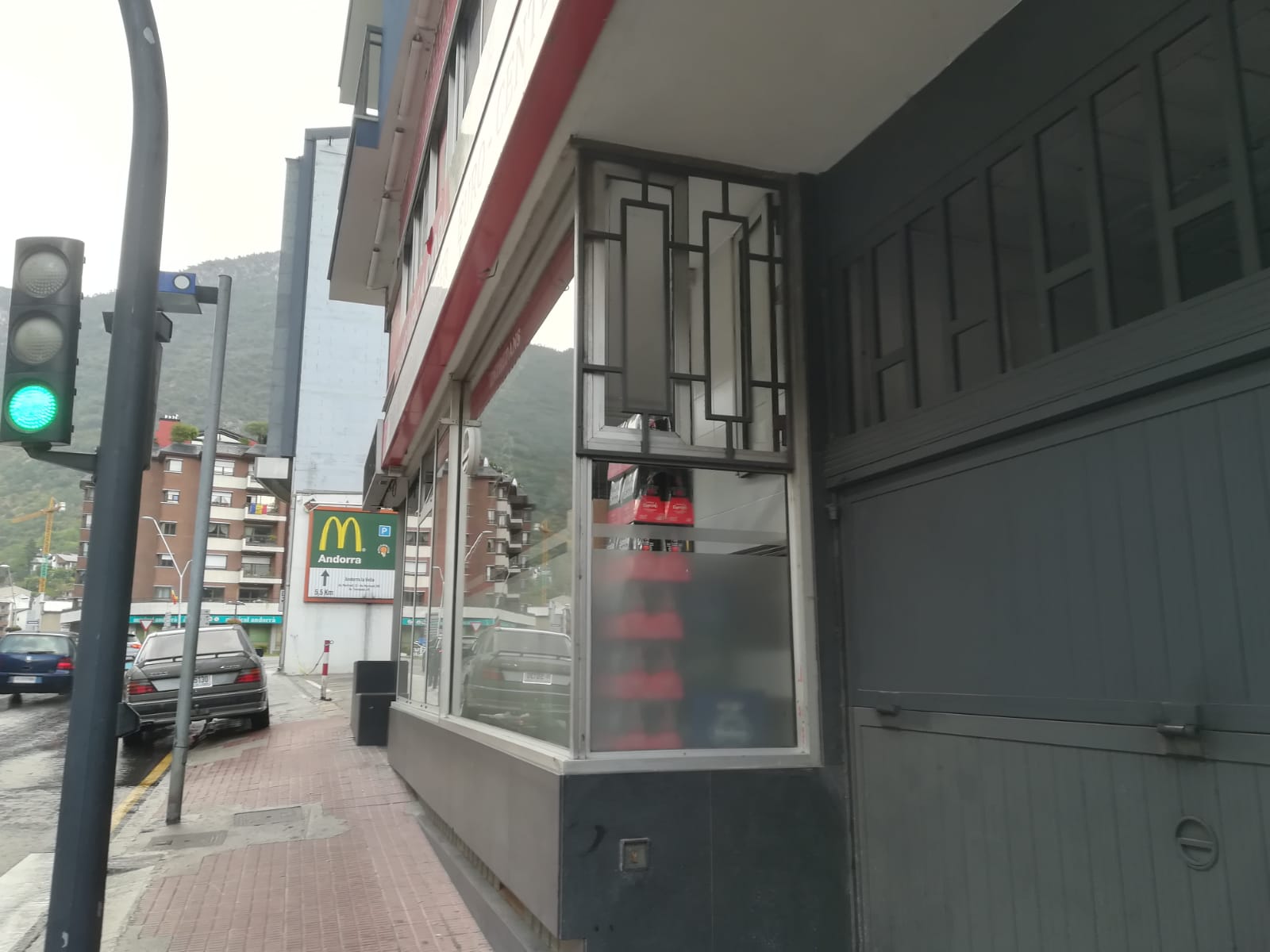 Establiment al costat del qual van localitzar, adormit i begut, l'home que ha acabat condemnat.